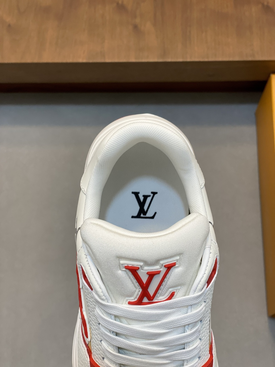 LV 高仿 男款 Trainer 刺繡白紅配色 休閒百搭運動鞋| 9 LV 高仿 男款 Trainer 刺繡白紅配色 休閒百搭運動鞋