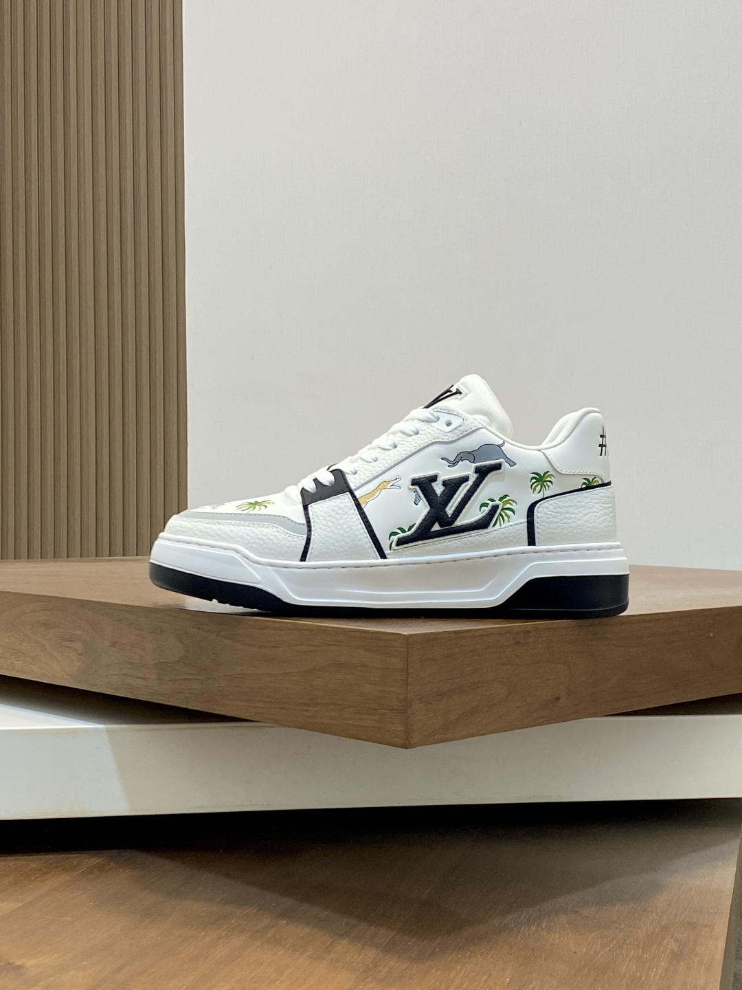 LV 高仿 男款 Trainer 白藍麂皮拼接 刺繡特色運動鞋| 14 LV 高仿 男款 Trainer 白藍麂皮拼接 刺繡特色運動鞋
