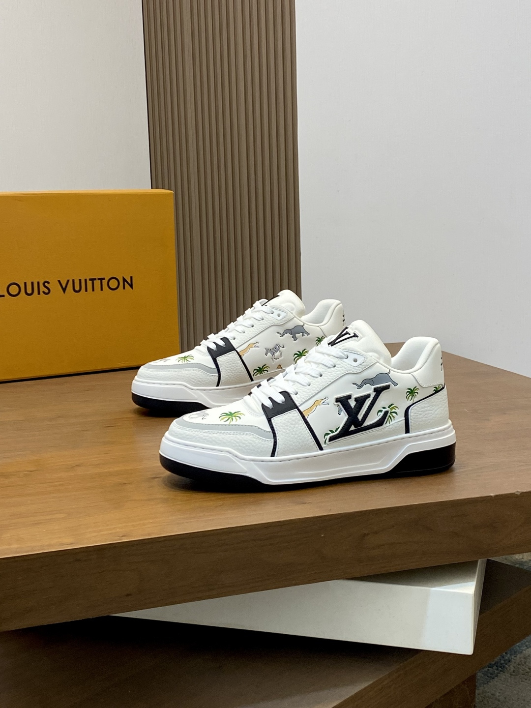 LV 高仿 男款 Trainer 白藍麂皮拼接 刺繡特色運動鞋| 13 LV 高仿 男款 Trainer 白藍麂皮拼接 刺繡特色運動鞋