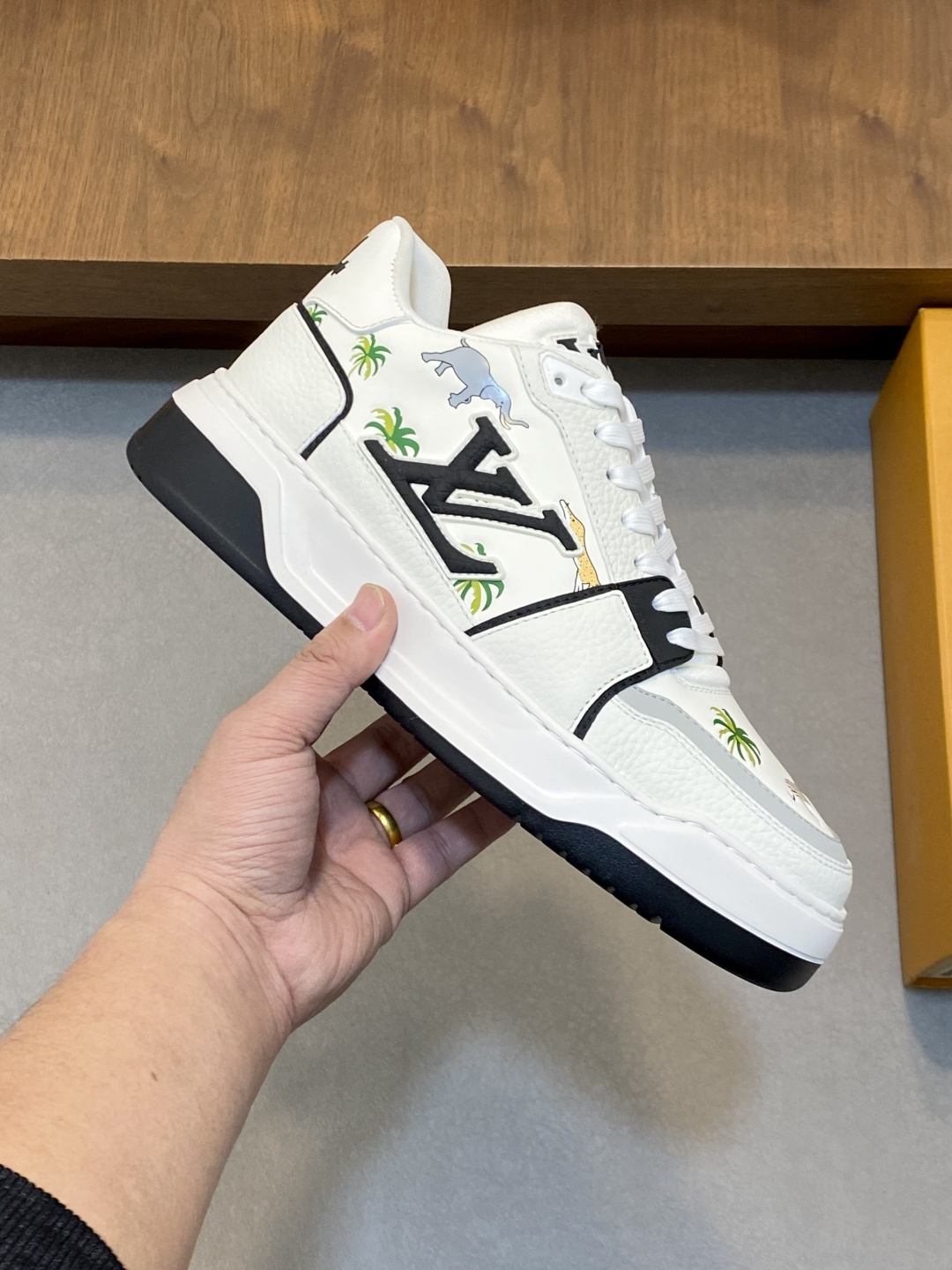 LV 高仿 男款 Trainer 白藍麂皮拼接 刺繡特色運動鞋| 12 LV 高仿 男款 Trainer 白藍麂皮拼接 刺繡特色運動鞋