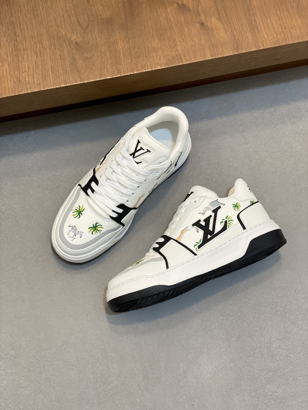LV 高仿 男款 Trainer 白藍麂皮拼接 刺繡特色運動鞋| 11 LV 高仿 男款 Trainer 白藍麂皮拼接 刺繡特色運動鞋