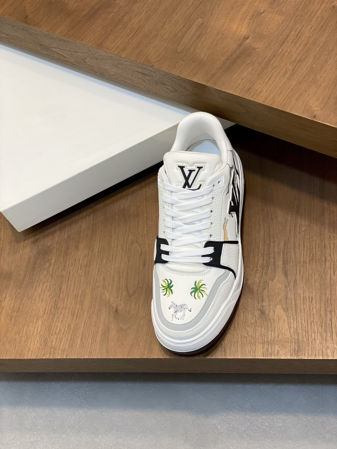 LV 高仿 男款 Trainer 白藍麂皮拼接 刺繡特色運動鞋| 10 LV 高仿 男款 Trainer 白藍麂皮拼接 刺繡特色運動鞋