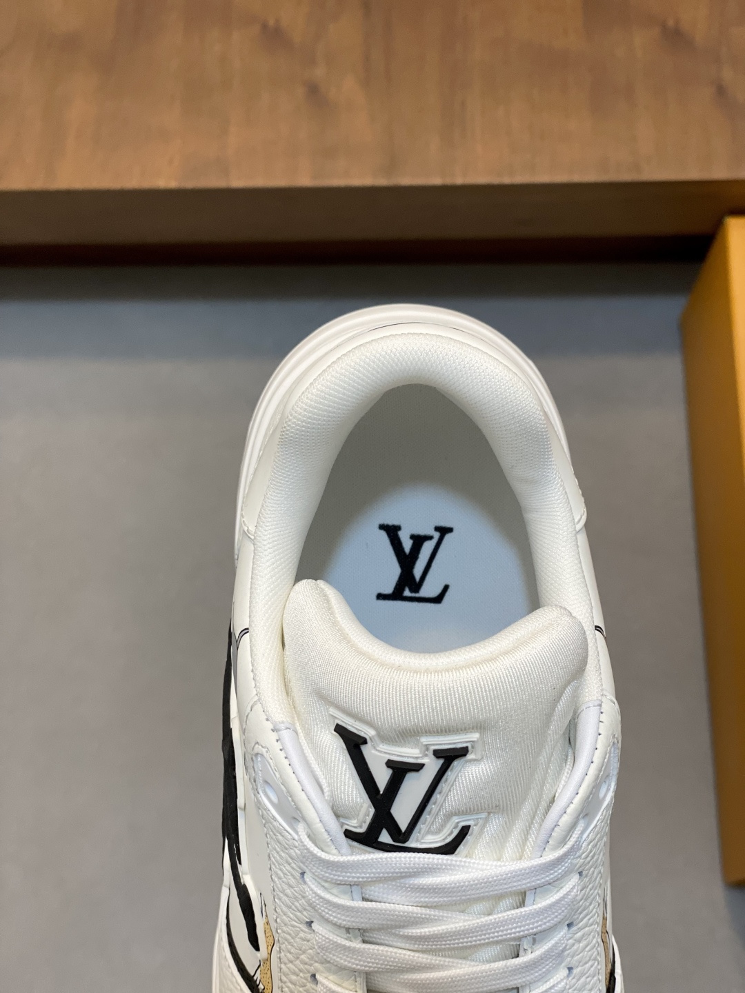 LV 高仿 男款 Trainer 白藍麂皮拼接 刺繡特色運動鞋| 9 LV 高仿 男款 Trainer 白藍麂皮拼接 刺繡特色運動鞋