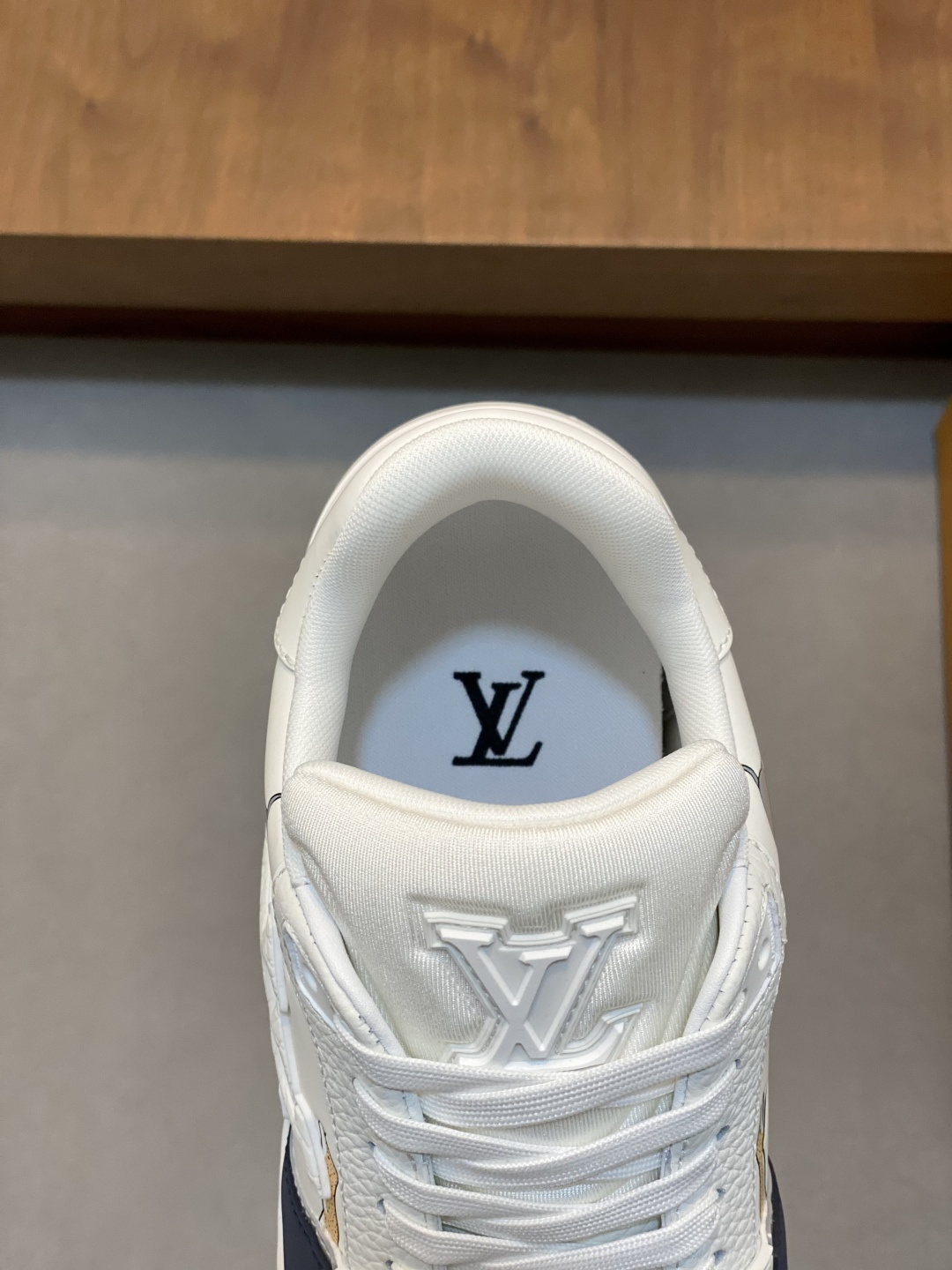 LV 原單 男款 Trainer 亮藍拼接 刺繡經典休閒鞋| 9 LV 原單 男款 Trainer 亮藍拼接 刺繡經典休閒鞋