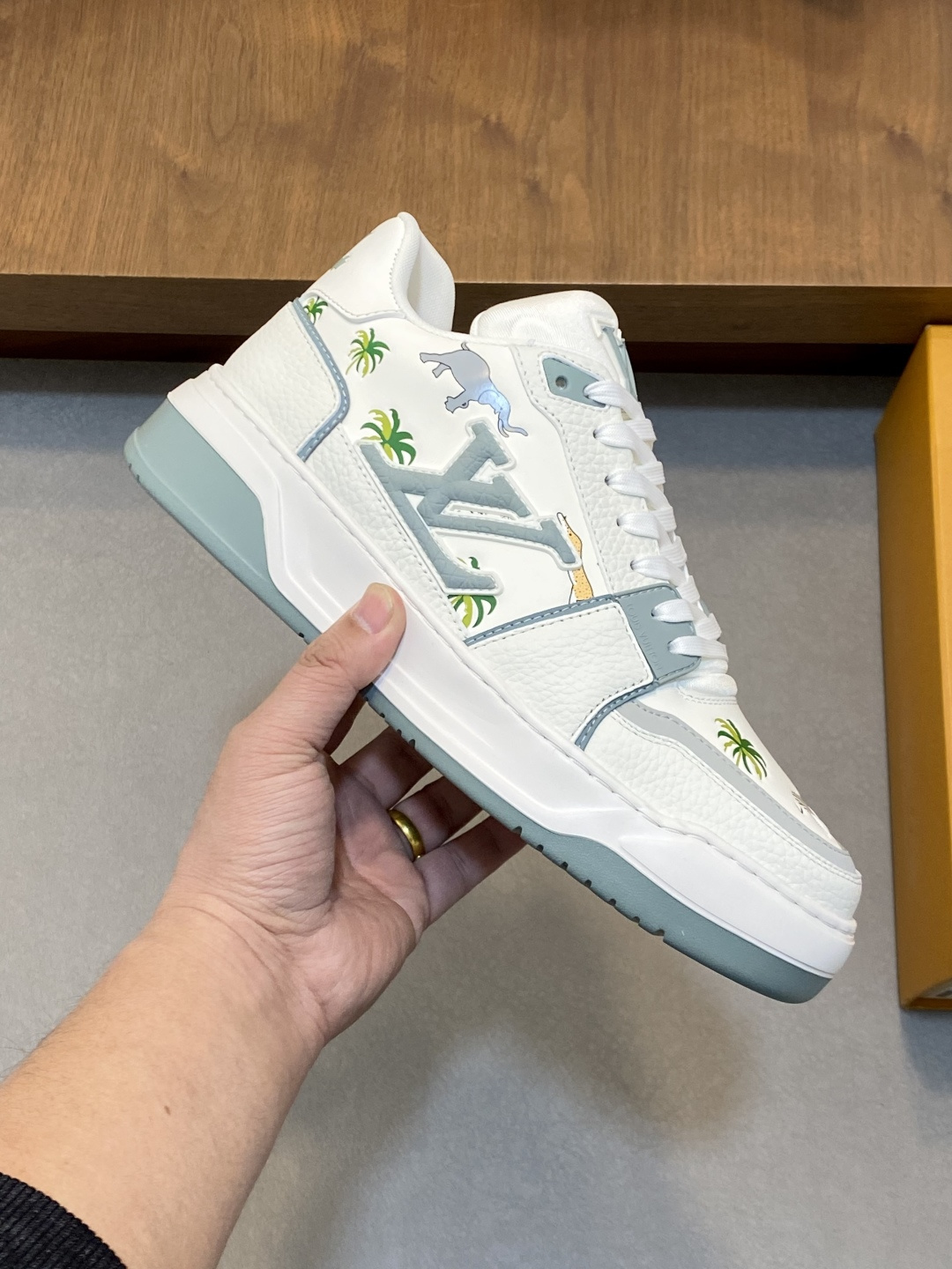 LV 一比一 男款 Trainer 白灰質感款 動物刺繡設計運動鞋| 12 LV 一比一 男款 Trainer 白灰質感款 動物刺繡設計運動鞋