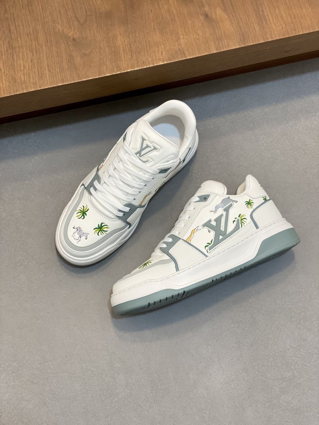 LV 一比一 男款 Trainer 白灰質感款 動物刺繡設計運動鞋| 11 LV 一比一 男款 Trainer 白灰質感款 動物刺繡設計運動鞋