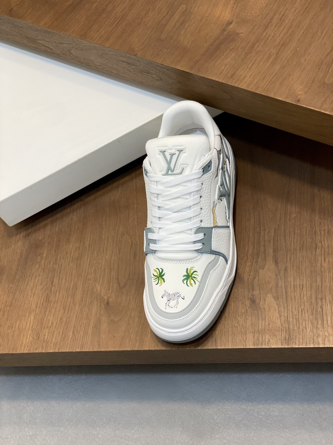 LV 一比一 男款 Trainer 白灰質感款 動物刺繡設計運動鞋| 10 LV 一比一 男款 Trainer 白灰質感款 動物刺繡設計運動鞋