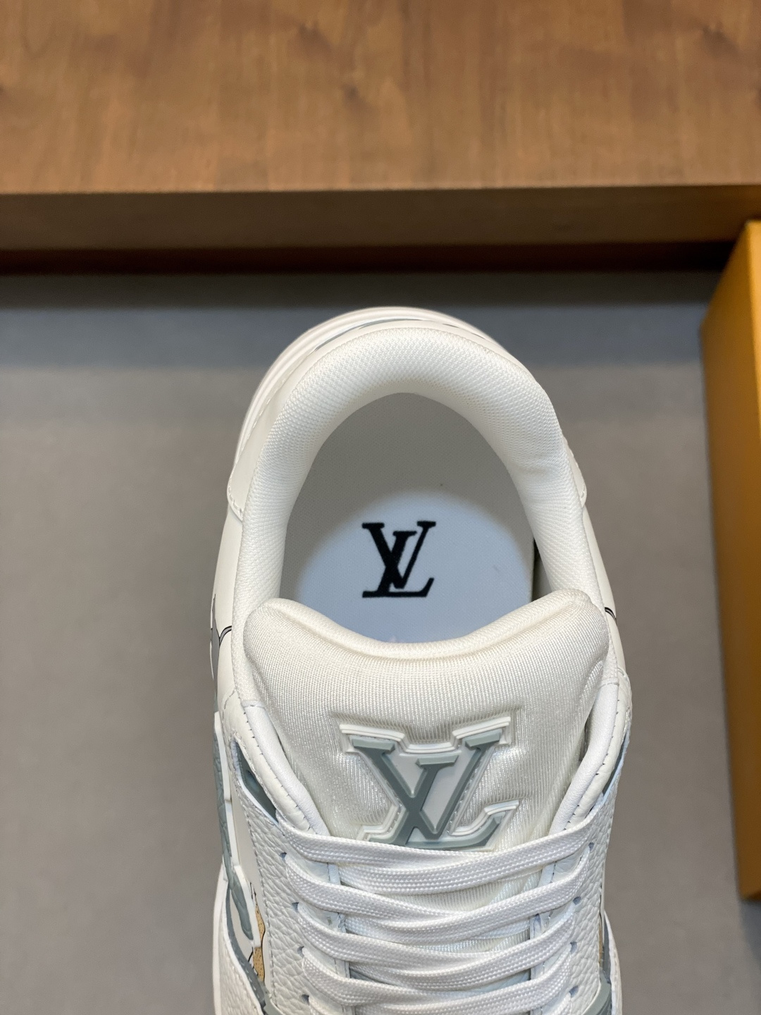 LV 一比一 男款 Trainer 白灰質感款 動物刺繡設計運動鞋| 9 LV 一比一 男款 Trainer 白灰質感款 動物刺繡設計運動鞋