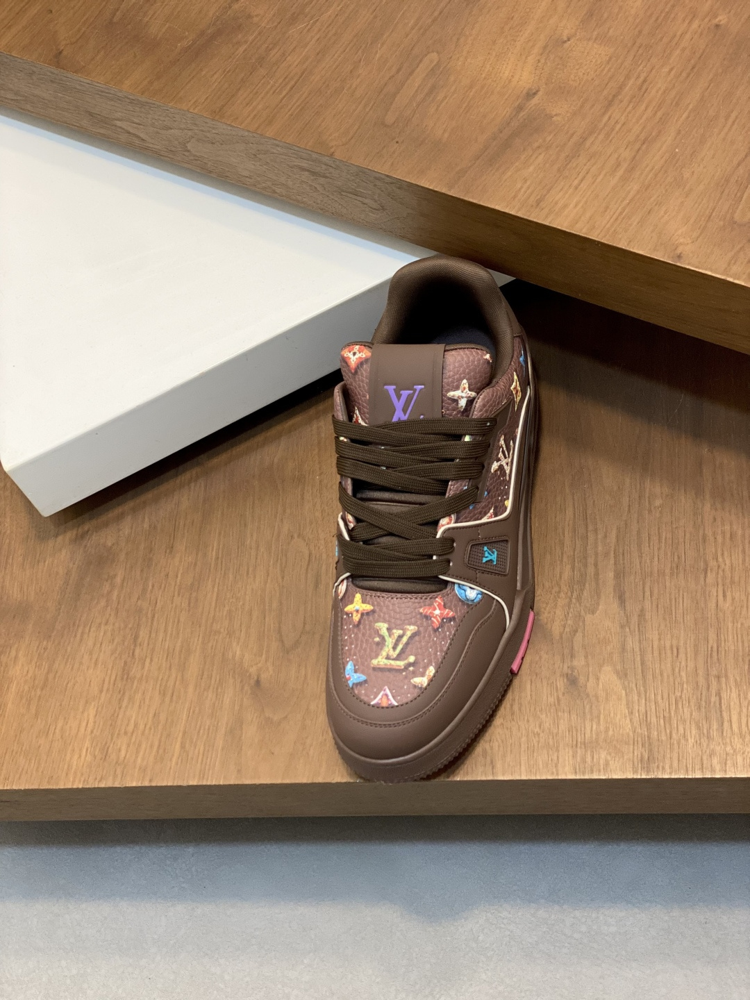 LV A貨 男款 Trainer 棕色滿印刺繡鞋 多彩元素個性設計| 10 LV A貨 男款 Trainer 棕色滿印刺繡鞋 多彩元素個性設計