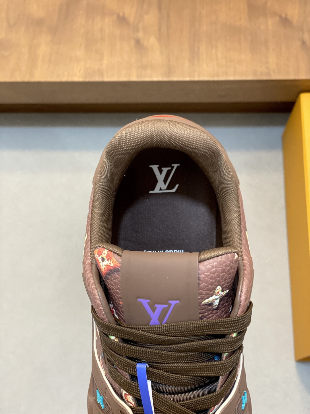 LV A貨 男款 Trainer 棕色滿印刺繡鞋 多彩元素個性設計| 9 LV A貨 男款 Trainer 棕色滿印刺繡鞋 多彩元素個性設計