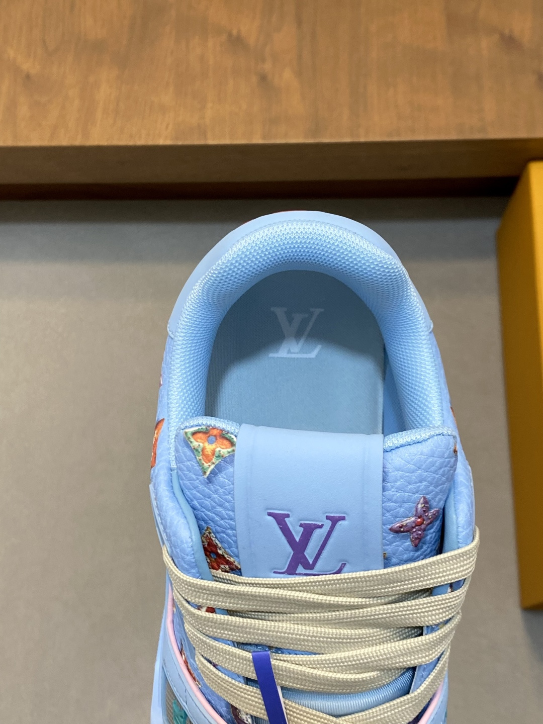 LV 高仿 男款 Trainer 天藍滿印刺繡鞋 清爽亮色潮流款| 9 LV 高仿 男款 Trainer 天藍滿印刺繡鞋 清爽亮色潮流款