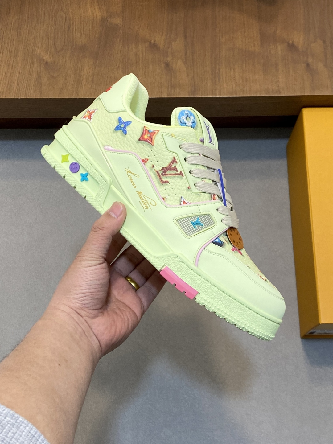 LV 原單 男款 Trainer 淺黃綠滿印刺繡鞋 活力色系精品運動鞋| 12 LV 原單 男款 Trainer 淺黃綠滿印刺繡鞋 活力色系精品運動鞋