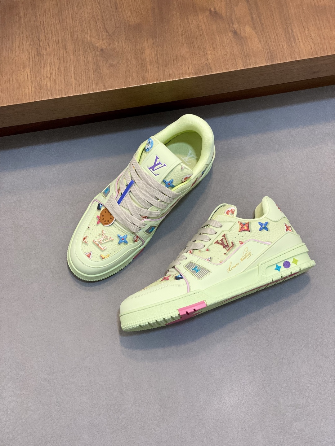 LV 原單 男款 Trainer 淺黃綠滿印刺繡鞋 活力色系精品運動鞋| 11 LV 原單 男款 Trainer 淺黃綠滿印刺繡鞋 活力色系精品運動鞋