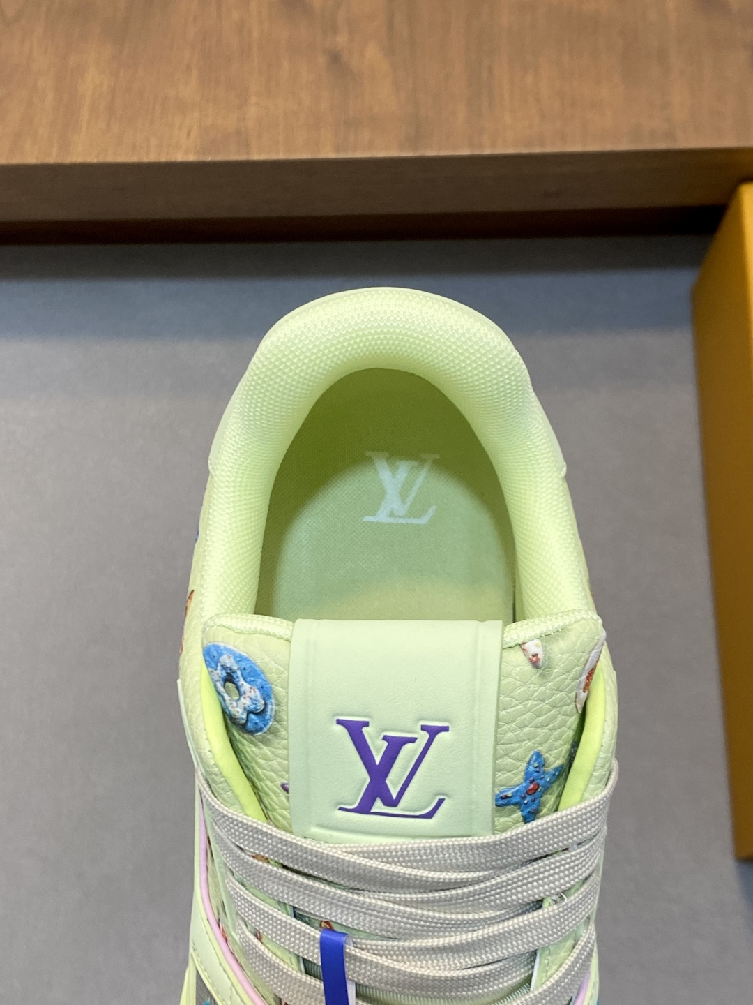 LV 原單 男款 Trainer 淺黃綠滿印刺繡鞋 活力色系精品運動鞋| 9 LV 原單 男款 Trainer 淺黃綠滿印刺繡鞋 活力色系精品運動鞋