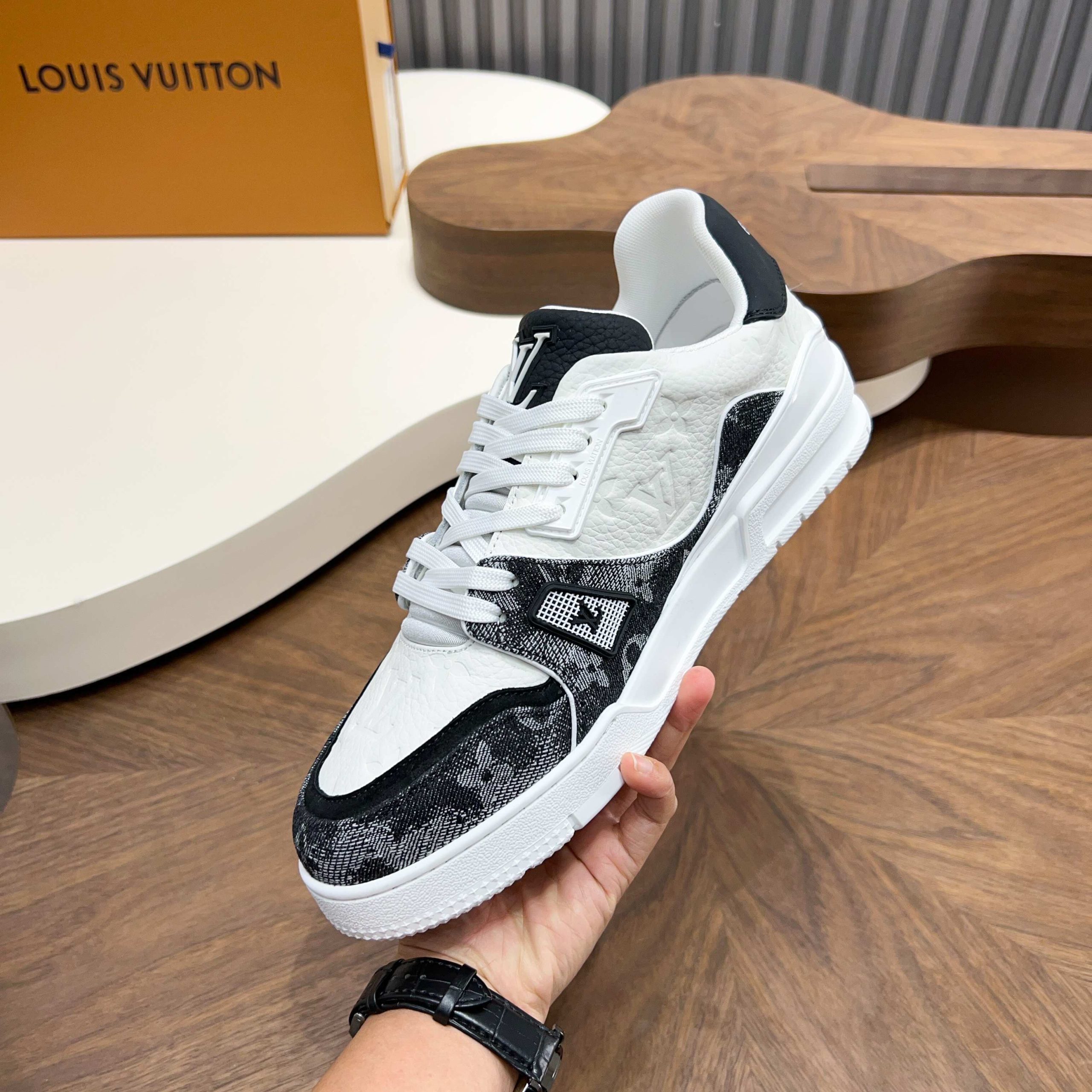 LV高仿 男款 Trainer 黑白丹寧拼接鞋 經典立體LOGO設計| 7 LV高仿 男款 Trainer 黑白丹寧拼接鞋 經典立體LOGO設計