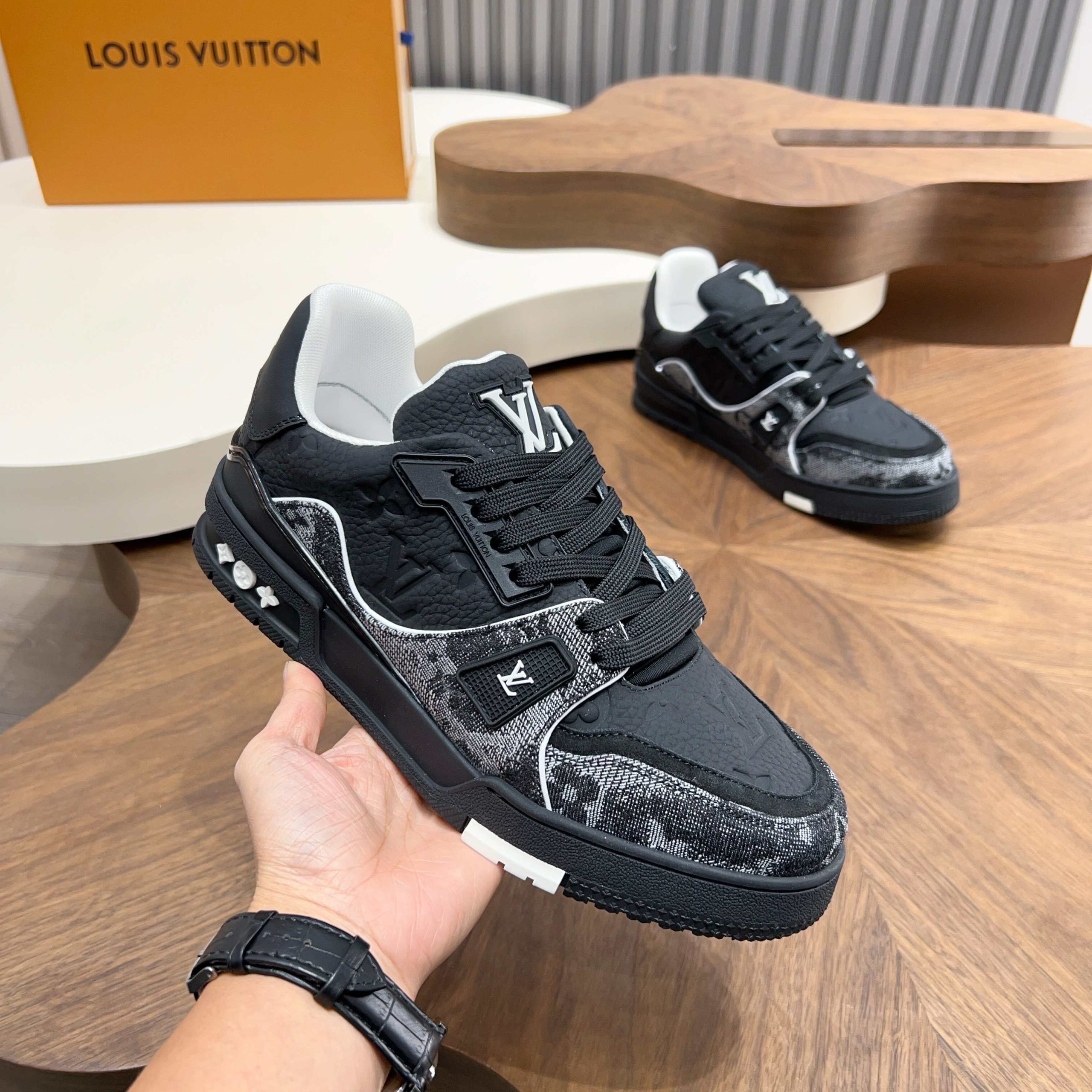 LV 一比一 男款 Trainer 全黑丹寧拼接鞋 低調質感精品運動鞋| 14 LV 一比一 男款 Trainer 全黑丹寧拼接鞋 低調質感精品運動鞋