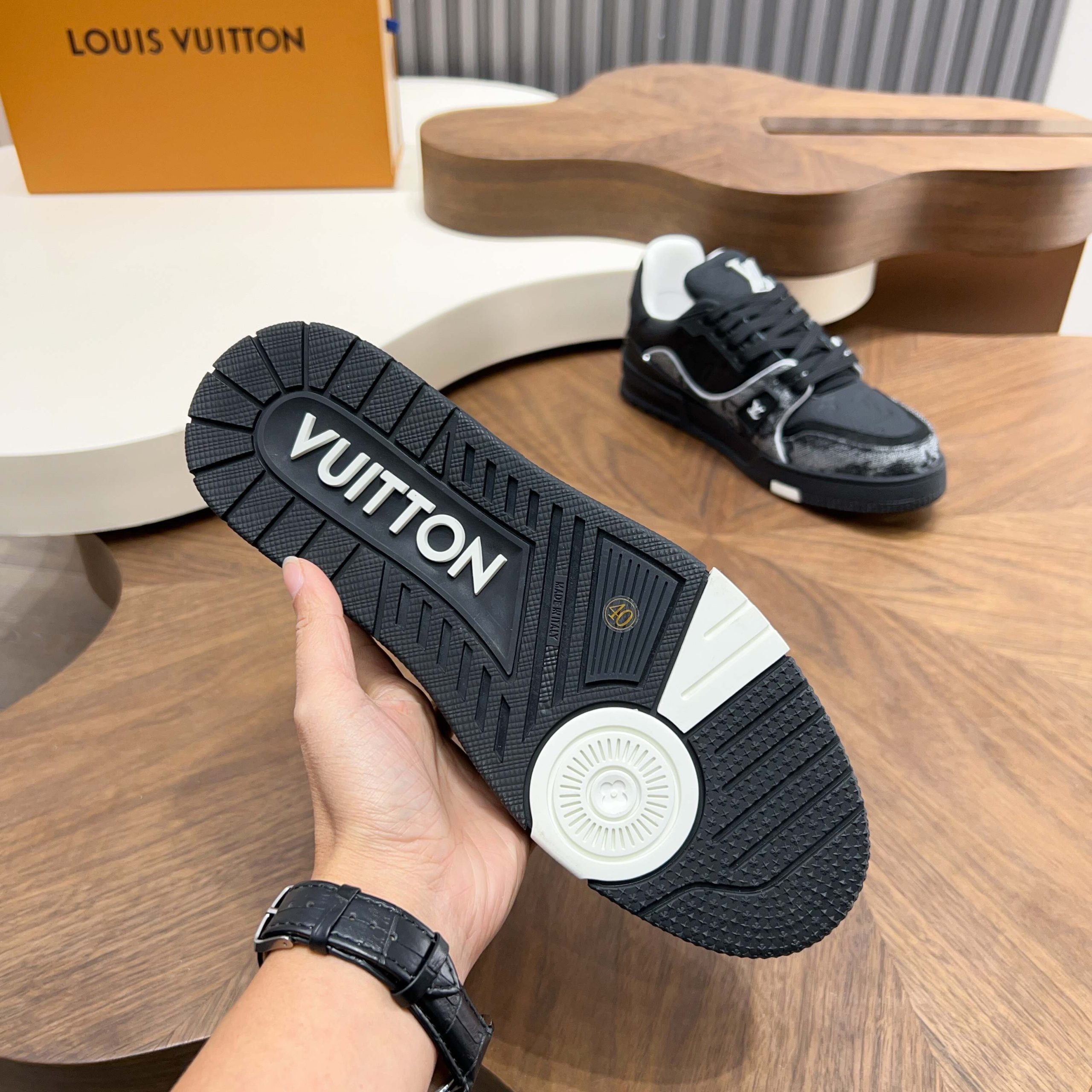 LV 一比一 男款 Trainer 全黑丹寧拼接鞋 低調質感精品運動鞋| 13 LV 一比一 男款 Trainer 全黑丹寧拼接鞋 低調質感精品運動鞋