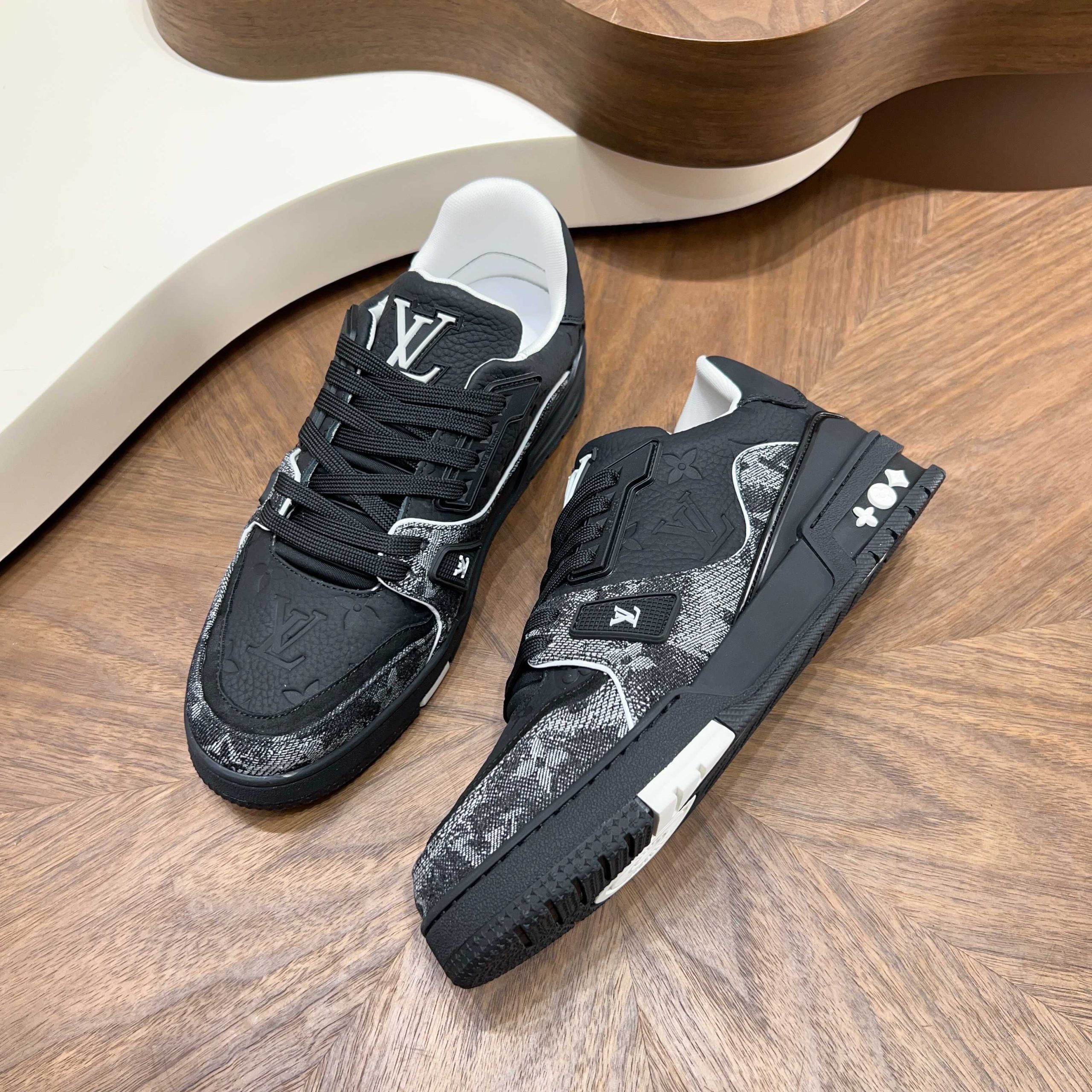 LV 一比一 男款 Trainer 全黑丹寧拼接鞋 低調質感精品運動鞋| 12 LV 一比一 男款 Trainer 全黑丹寧拼接鞋 低調質感精品運動鞋