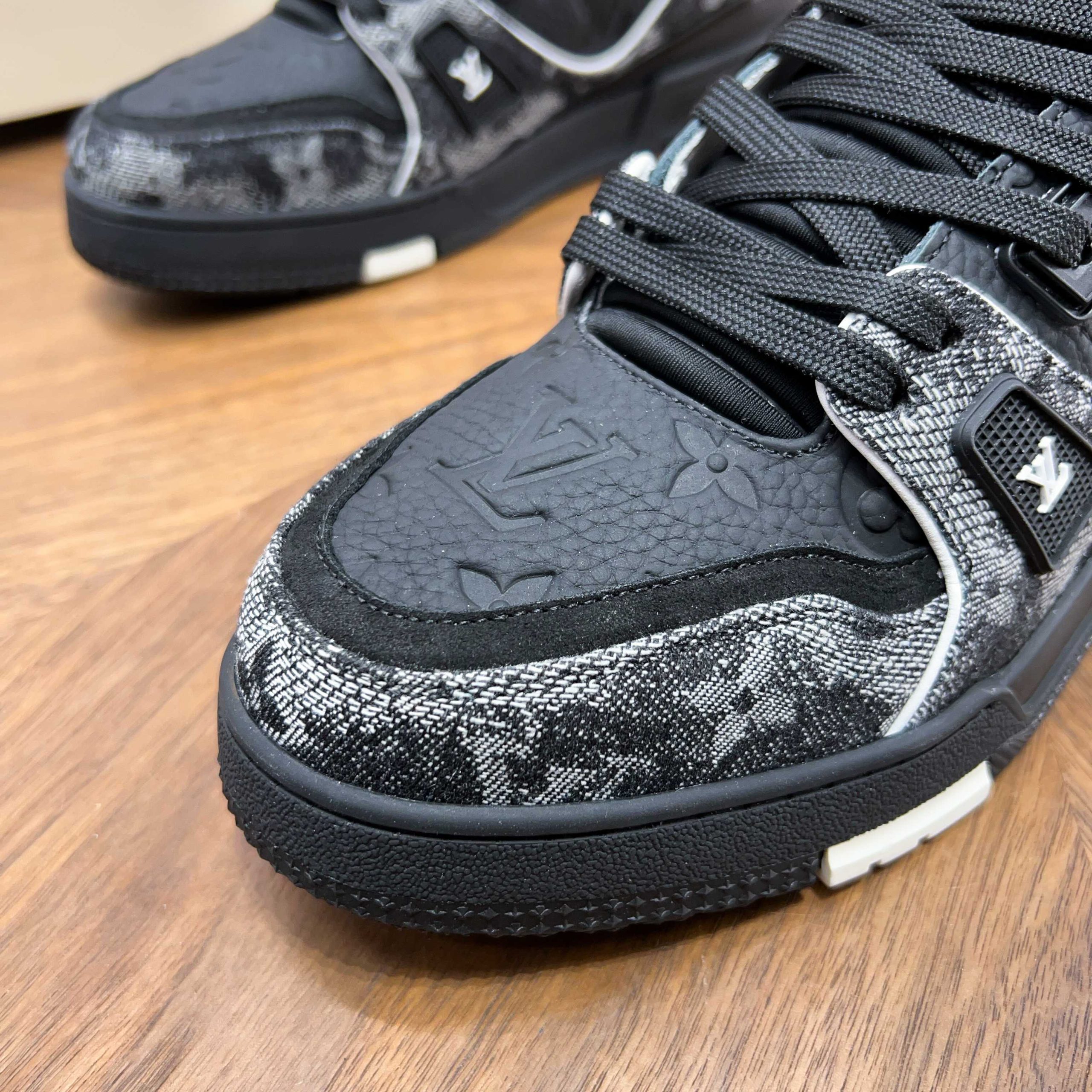 LV 一比一 男款 Trainer 全黑丹寧拼接鞋 低調質感精品運動鞋| 11 LV 一比一 男款 Trainer 全黑丹寧拼接鞋 低調質感精品運動鞋