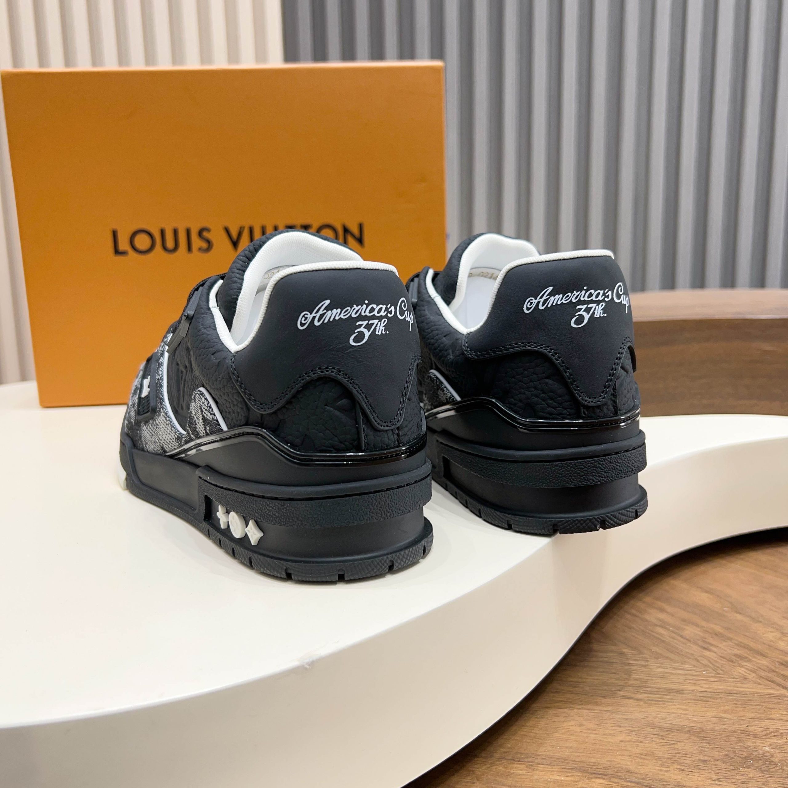 LV 一比一 男款 Trainer 全黑丹寧拼接鞋 低調質感精品運動鞋| 10 LV 一比一 男款 Trainer 全黑丹寧拼接鞋 低調質感精品運動鞋