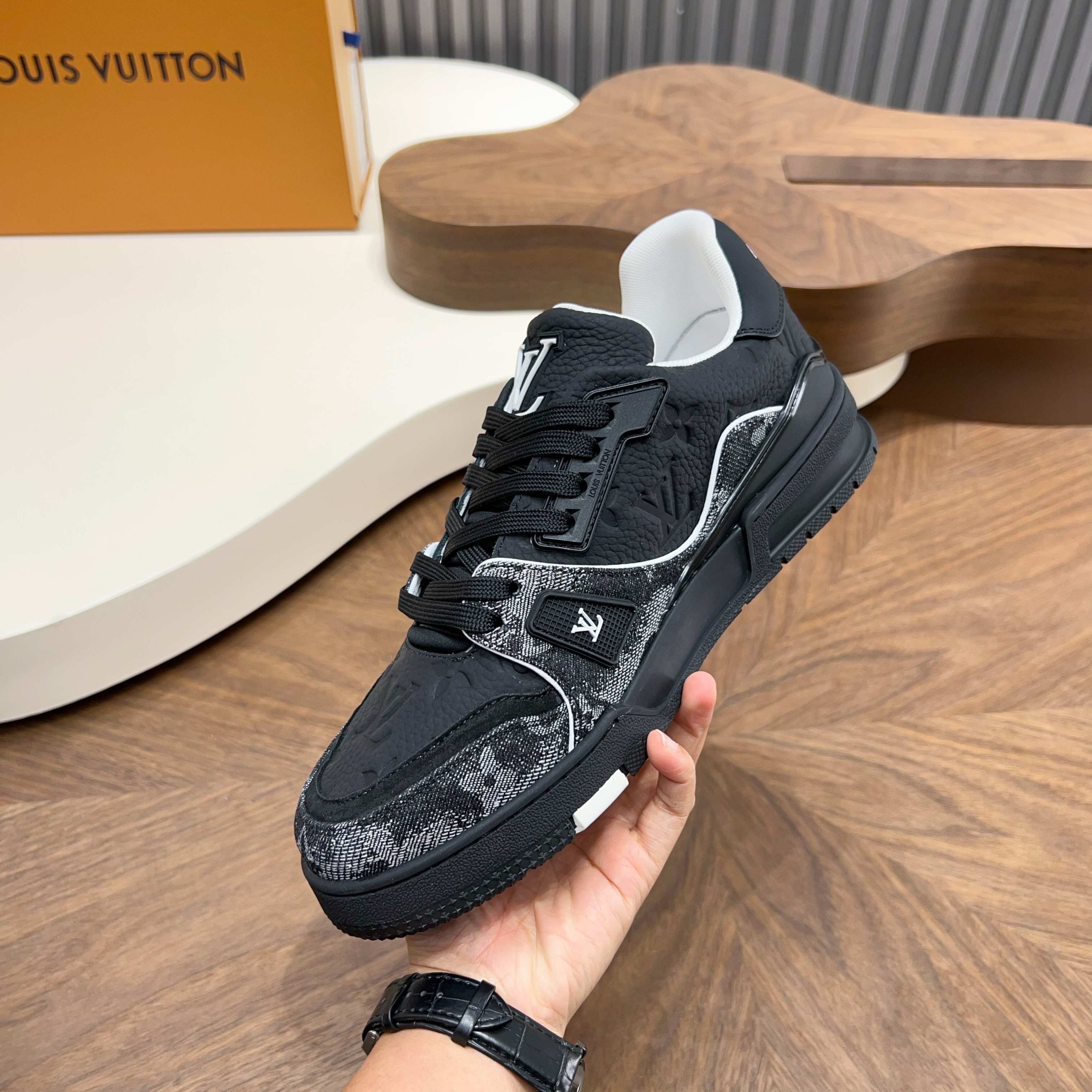 LV 一比一 男款 Trainer 全黑丹寧拼接鞋 低調質感精品運動鞋| 9 LV 一比一 男款 Trainer 全黑丹寧拼接鞋 低調質感精品運動鞋