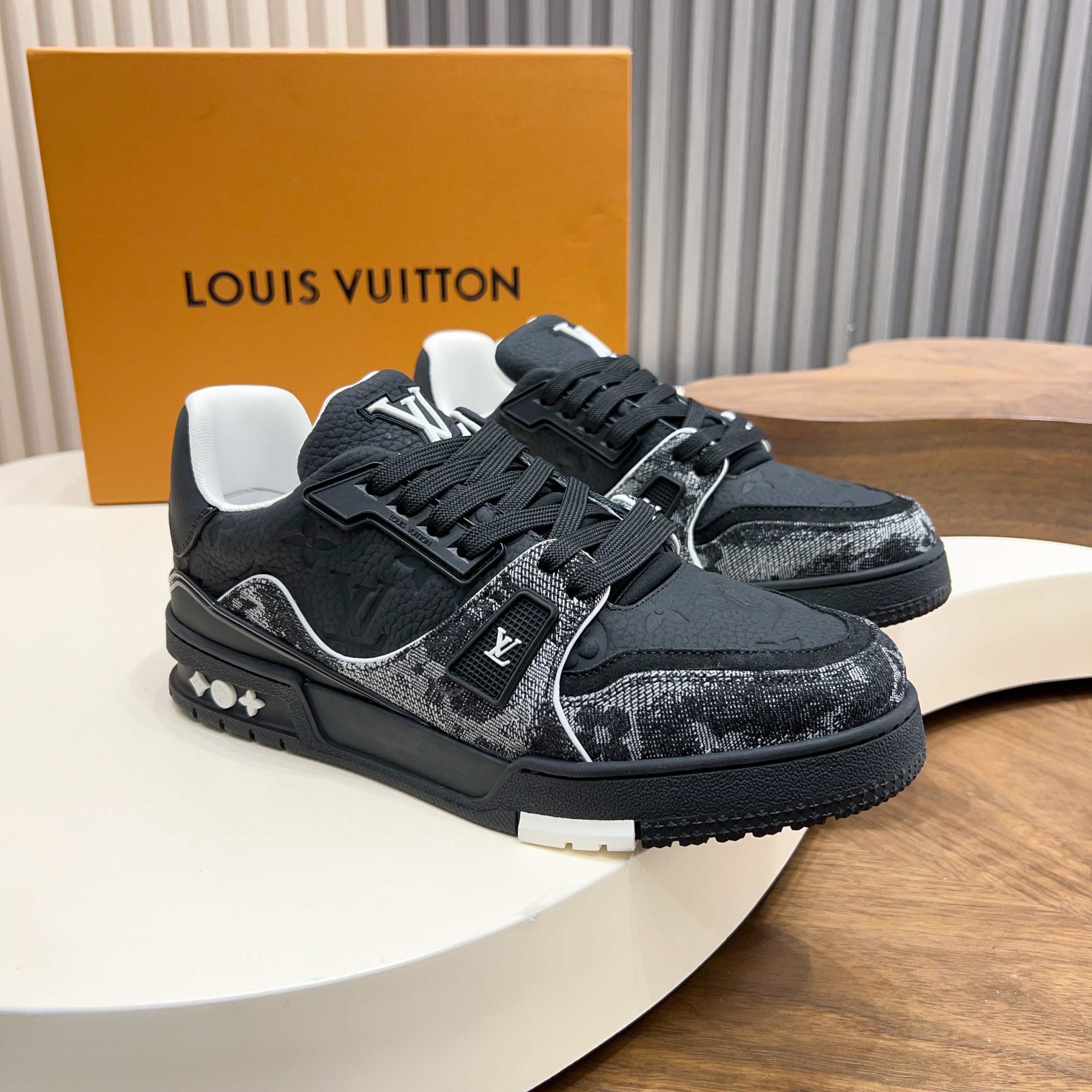 LV 一比一 男款 Trainer 全黑丹寧拼接鞋 低調質感精品運動鞋| 8 LV 一比一 男款 Trainer 全黑丹寧拼接鞋 低調質感精品運動鞋