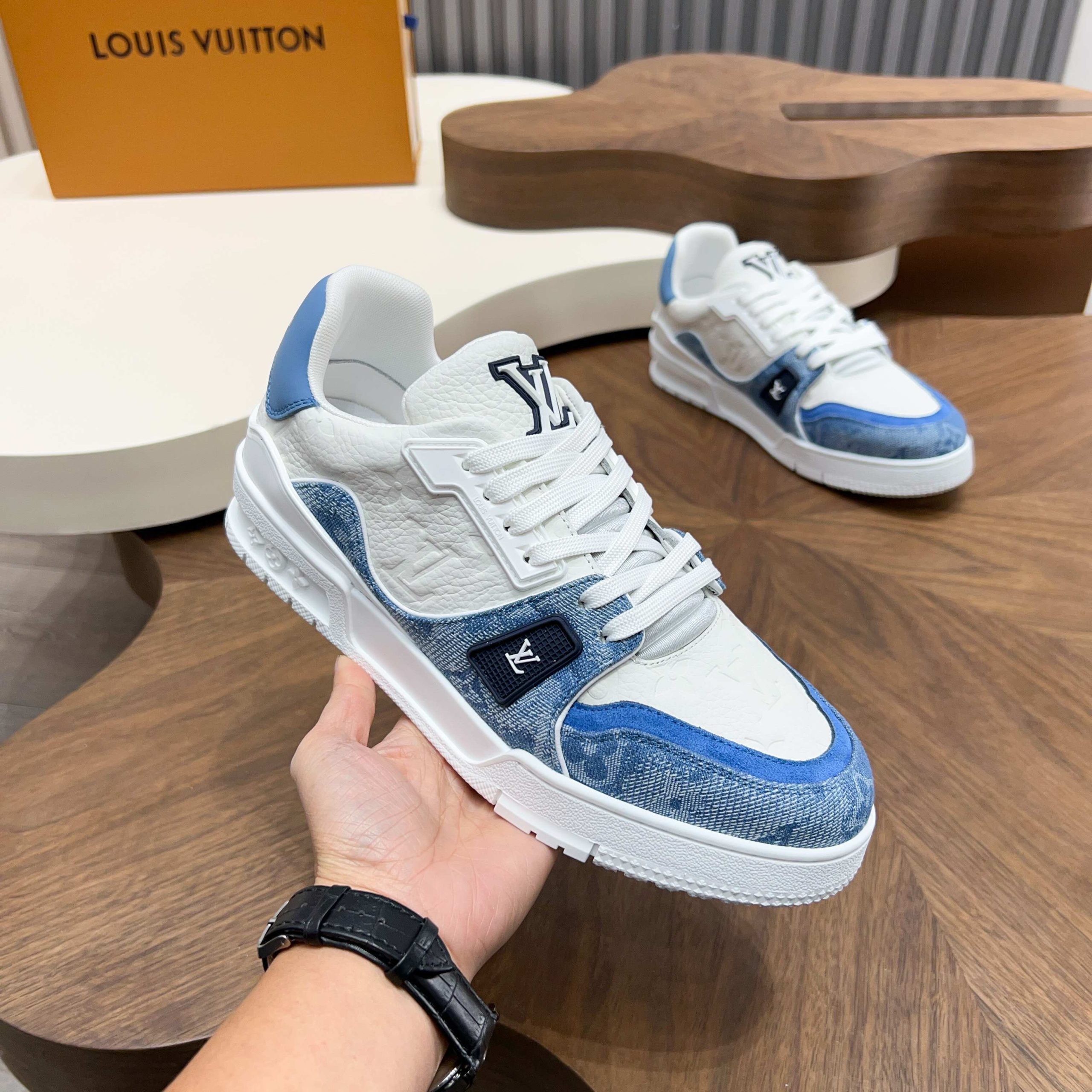 LV 高仿 男款 亮藍滿印輕量運動鞋 潮流 Monogram 設計| 14 LV 高仿 男款 亮藍滿印輕量運動鞋 潮流 Monogram 設計