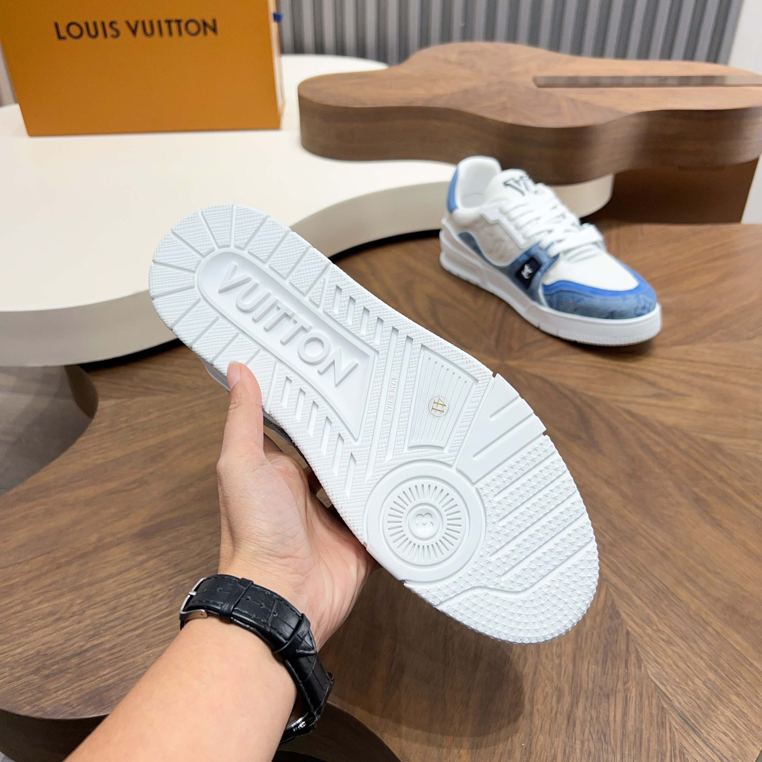 LV 高仿 男款 亮藍滿印輕量運動鞋 潮流 Monogram 設計| 13 LV 高仿 男款 亮藍滿印輕量運動鞋 潮流 Monogram 設計