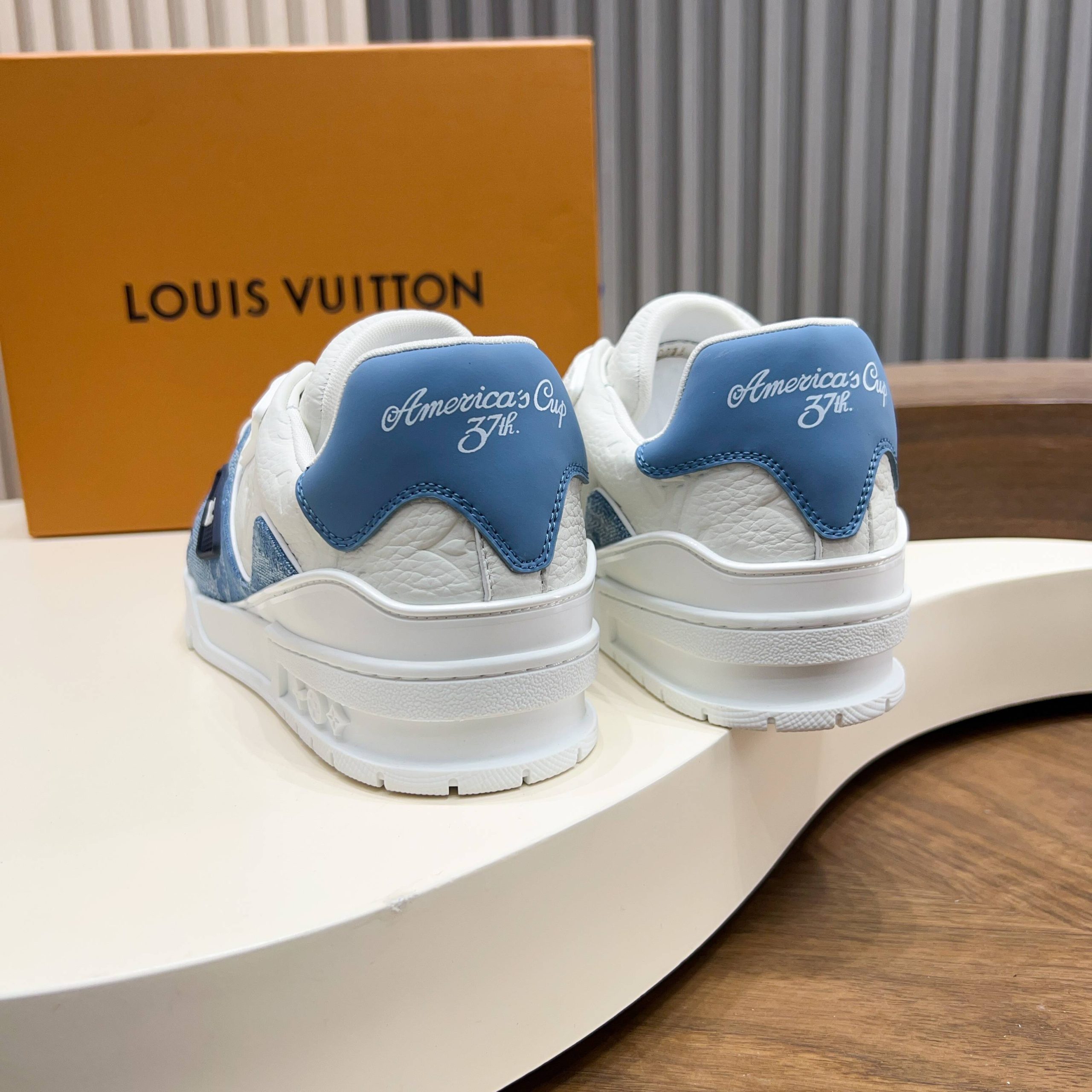 LV 高仿 男款 亮藍滿印輕量運動鞋 潮流 Monogram 設計| 11 LV 高仿 男款 亮藍滿印輕量運動鞋 潮流 Monogram 設計