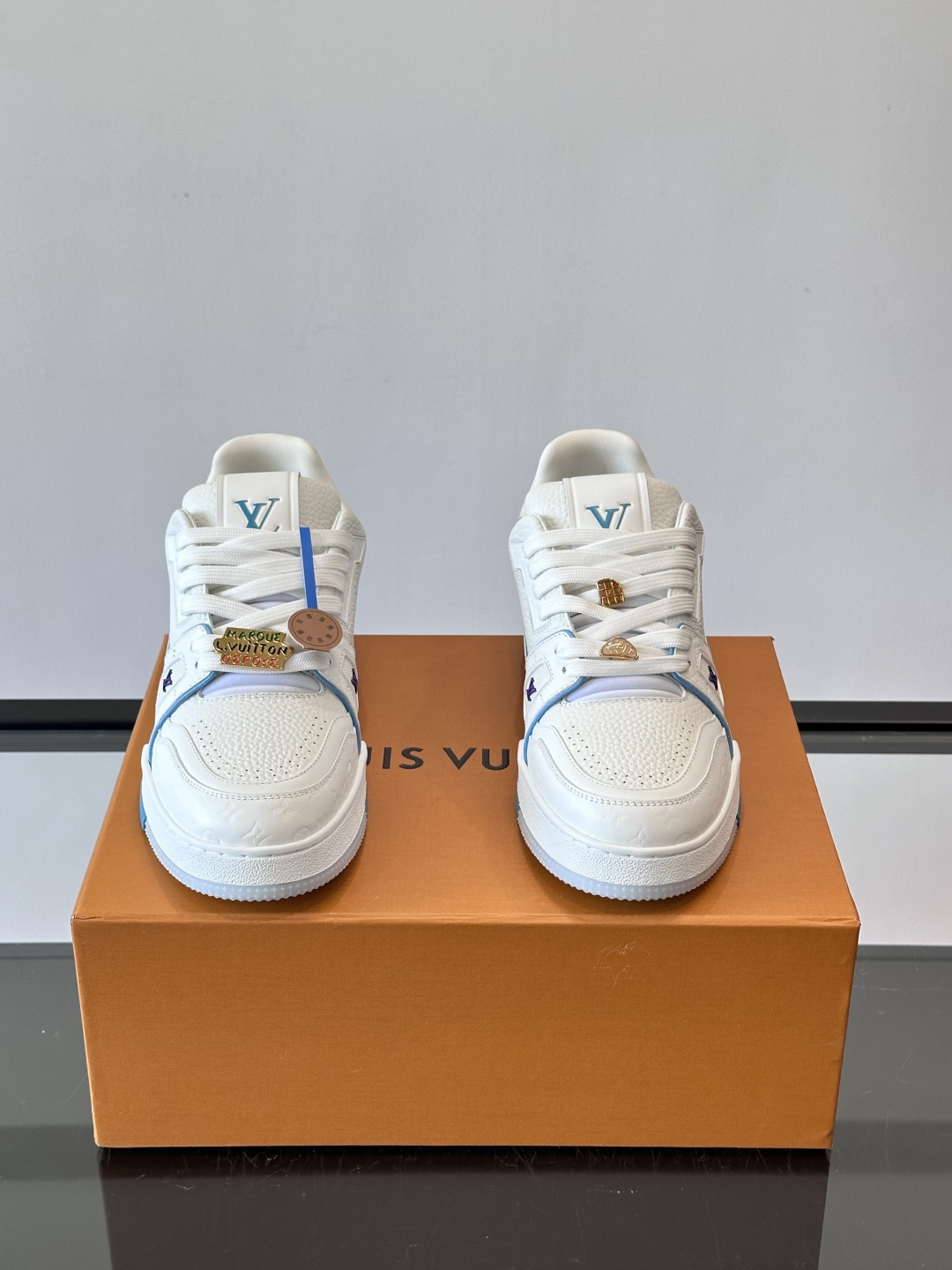 LV 一比一 男款 亮黃滿印運動鞋 活力配色 Monogram 設計| 13 LV 一比一 男款 亮黃滿印運動鞋 活力配色 Monogram 設計