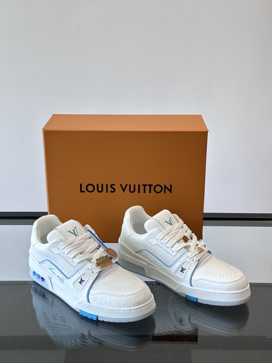 LV 一比一 男款 亮黃滿印運動鞋 活力配色 Monogram 設計| 9 LV 一比一 男款 亮黃滿印運動鞋 活力配色 Monogram 設計