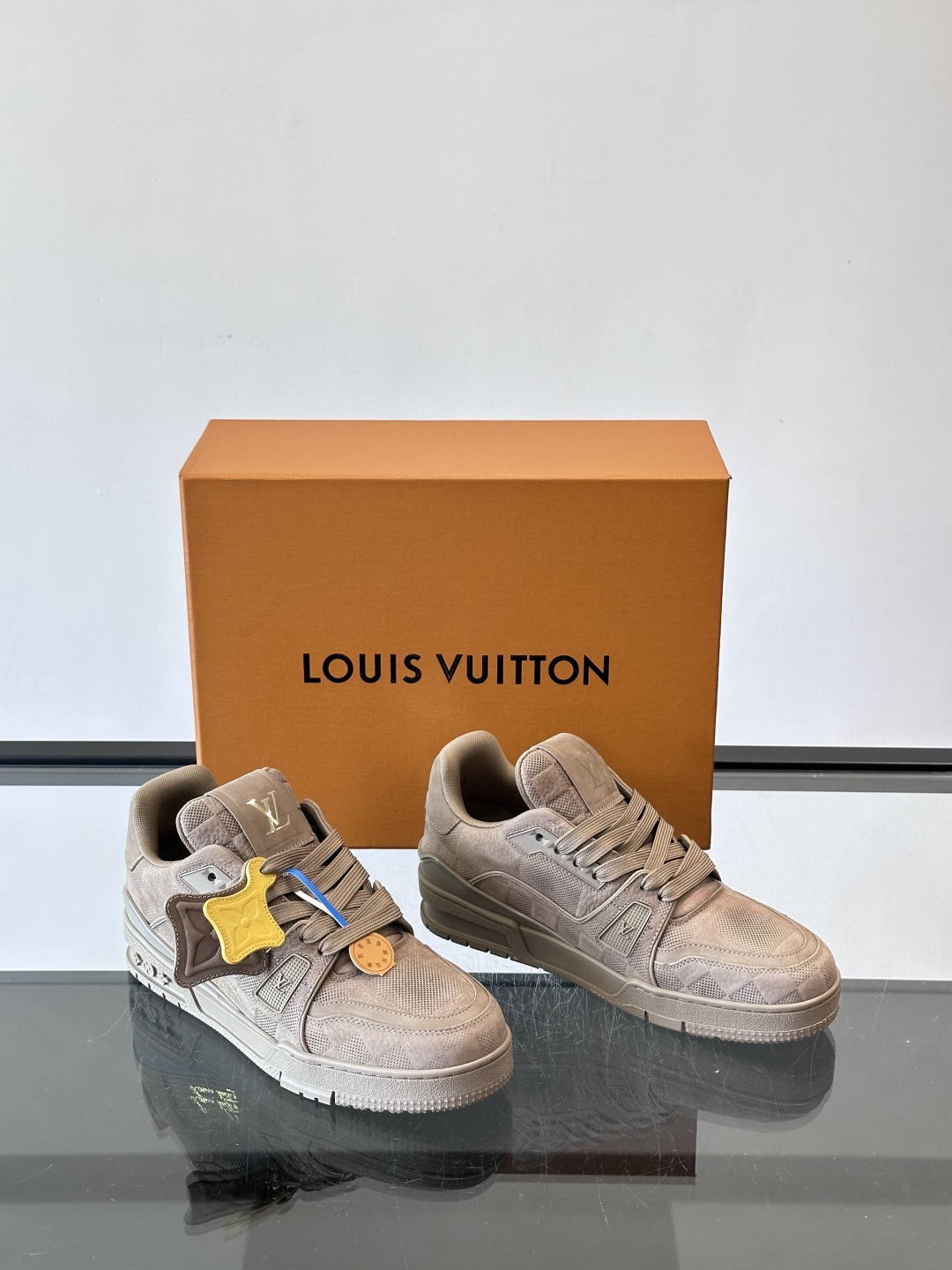 LV A貨 男款 Monogram 低筒運動鞋 黑白拼接 立體壓紋款| 13 LV A貨 男款 Monogram 低筒運動鞋 黑白拼接 立體壓紋款