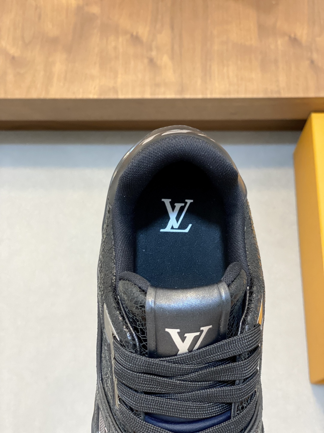 LV 男款壓紋皮革運動鞋 一比一 全黑質感設計 百搭實穿款| 10 LV 男款壓紋皮革運動鞋 一比一 全黑質感設計 百搭實穿款