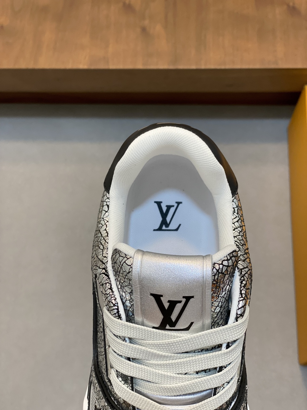LV 原單款低調銀裂紋設計運動鞋|質感皮革拼接×舒適日常百搭| 10 LV 原單款低調銀裂紋設計運動鞋|質感皮革拼接×舒適日常百搭