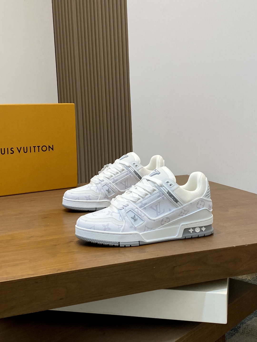 LV A貨白色典藏花紋運動鞋 全白精品質感百搭舒適| 14 LV A貨白色典藏花紋運動鞋 全白精品質感百搭舒適