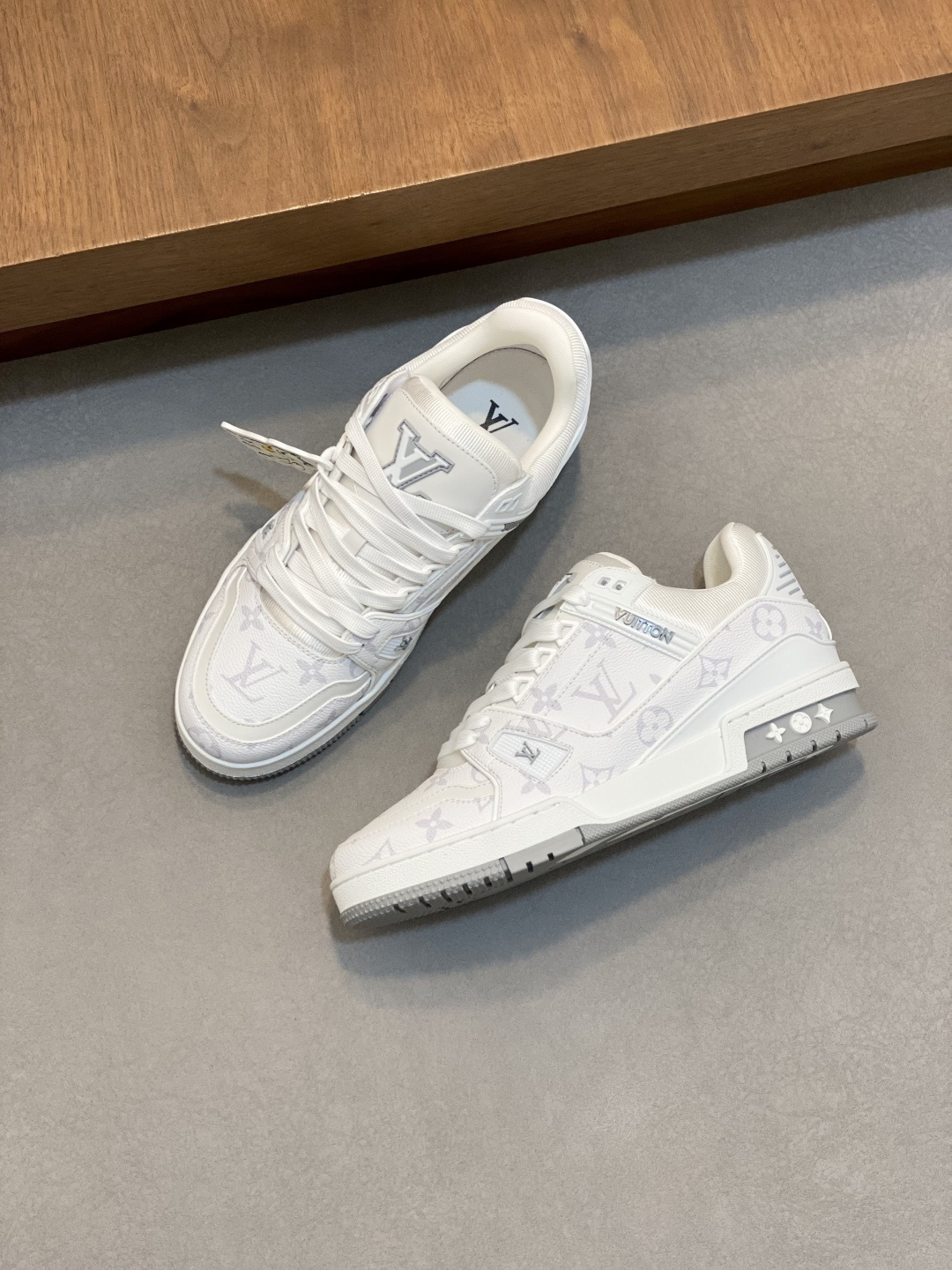 LV A貨白色典藏花紋運動鞋 全白精品質感百搭舒適| 11 LV A貨白色典藏花紋運動鞋 全白精品質感百搭舒適