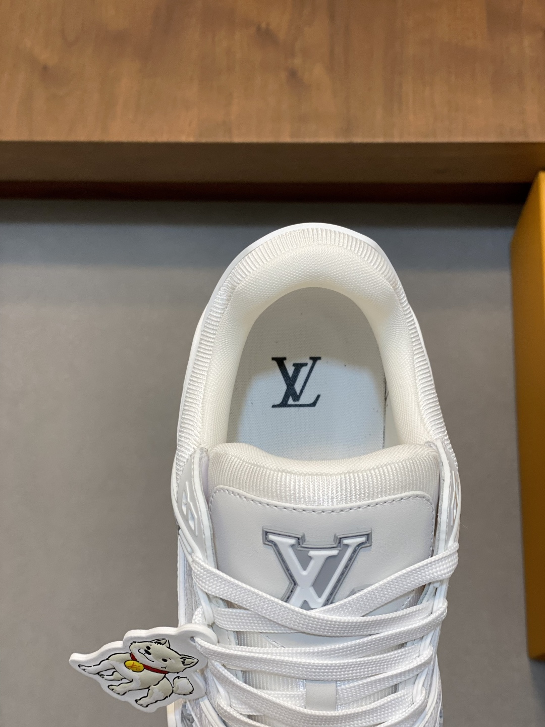 LV A貨白色典藏花紋運動鞋 全白精品質感百搭舒適| 8 LV A貨白色典藏花紋運動鞋 全白精品質感百搭舒適