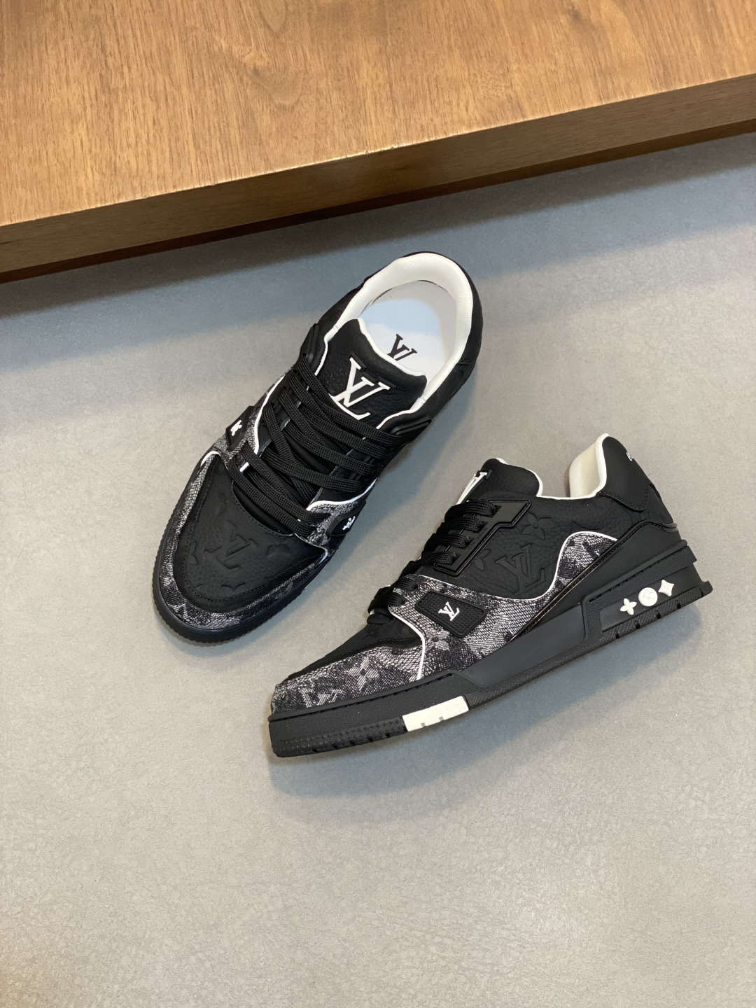 LV 一比一黑灰拼接運動鞋低調高級質感品牌壓紋細節| 11 LV 一比一黑灰拼接運動鞋低調高級質感品牌壓紋細節