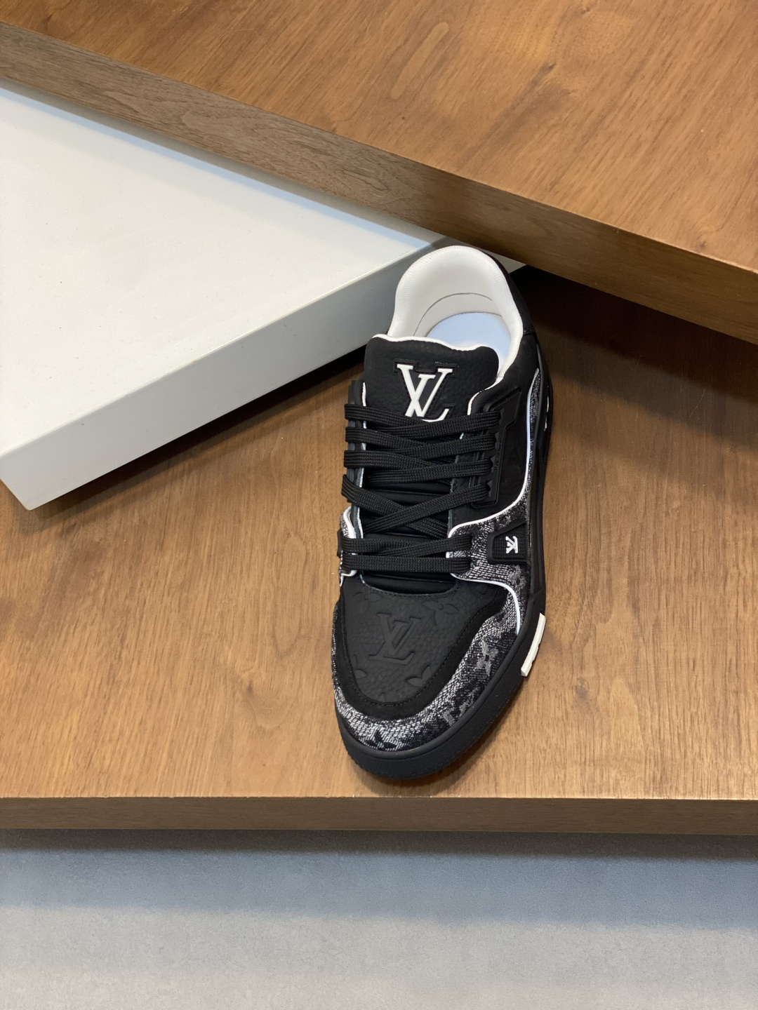 LV 一比一黑灰拼接運動鞋低調高級質感品牌壓紋細節| 9 LV 一比一黑灰拼接運動鞋低調高級質感品牌壓紋細節