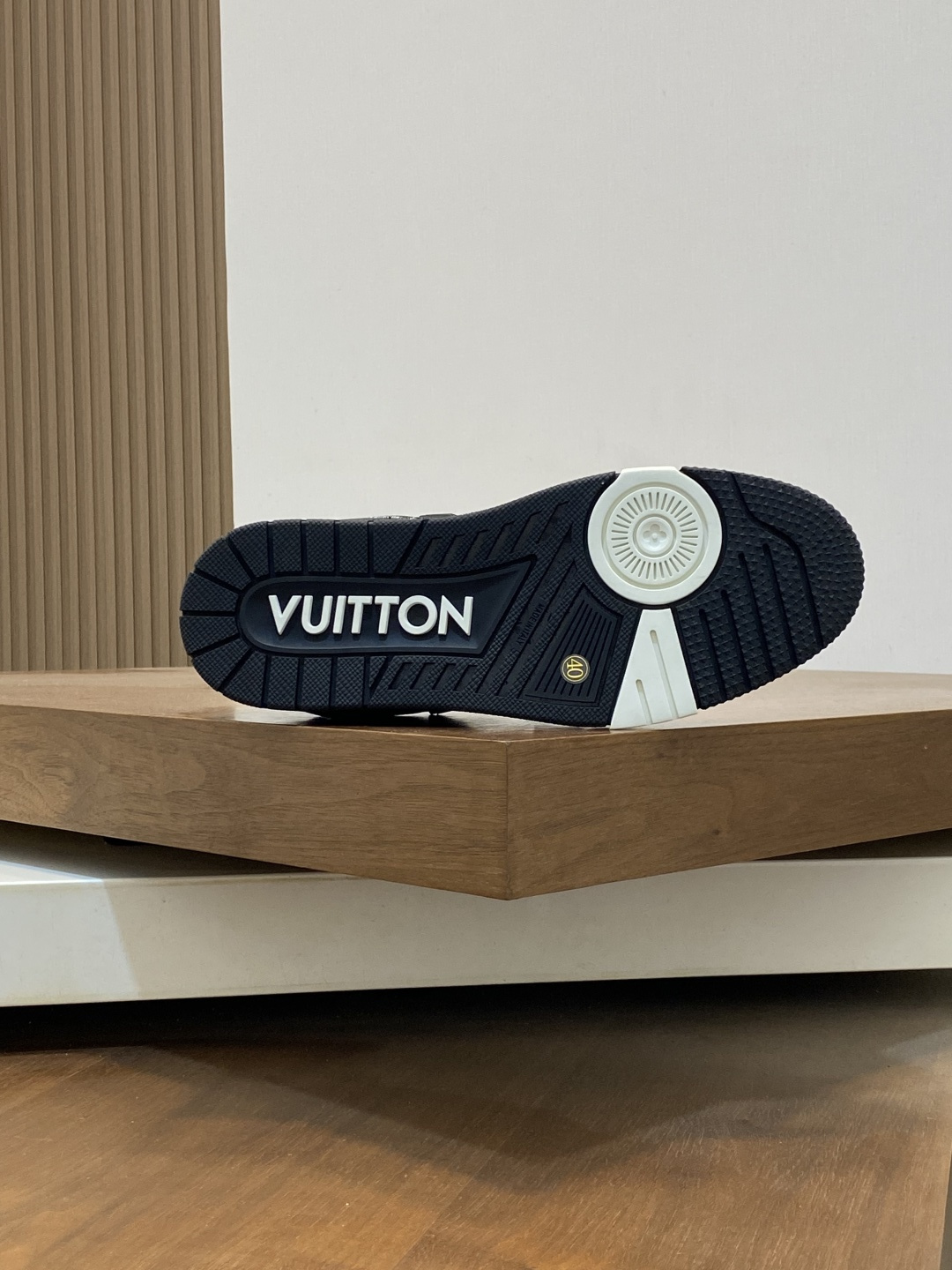LV 一比一黑灰拼接運動鞋低調高級質感品牌壓紋細節| 8 LV 一比一黑灰拼接運動鞋低調高級質感品牌壓紋細節