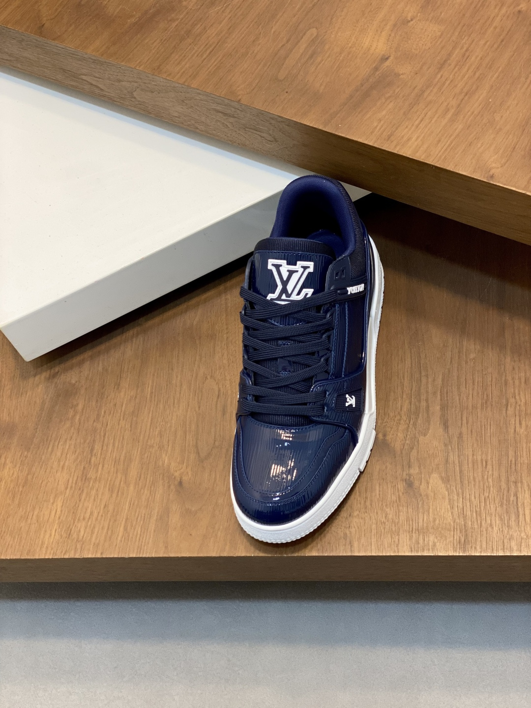 LV A貨深藍亮面經典運動鞋光澤感精品視覺沉穩優雅色系| 10 LV A貨深藍亮面經典運動鞋光澤感精品視覺沉穩優雅色系
