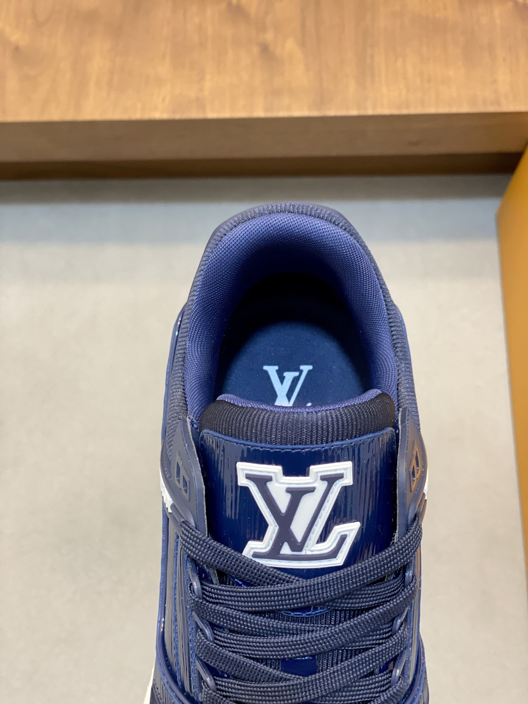 LV A貨深藍亮面經典運動鞋光澤感精品視覺沉穩優雅色系| 9 LV A貨深藍亮面經典運動鞋光澤感精品視覺沉穩優雅色系