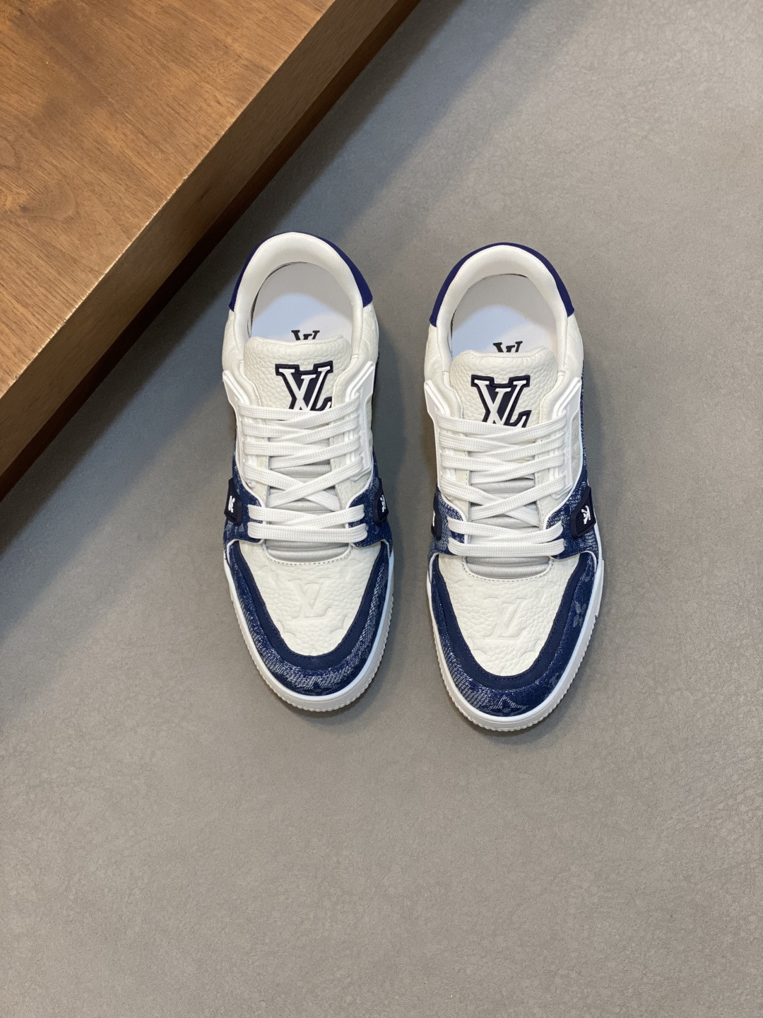 LV 一比一藍白撞色運動鞋經典字紋帆布拼接設計質感升級