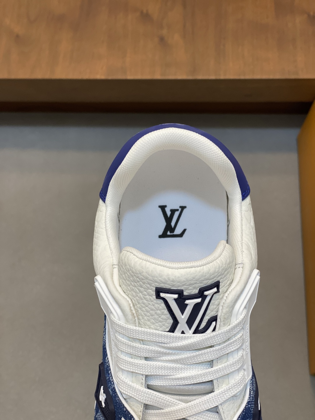 LV 一比一藍白撞色運動鞋經典字紋帆布拼接設計質感升級| 8 LV 一比一藍白撞色運動鞋經典字紋帆布拼接設計質感升級