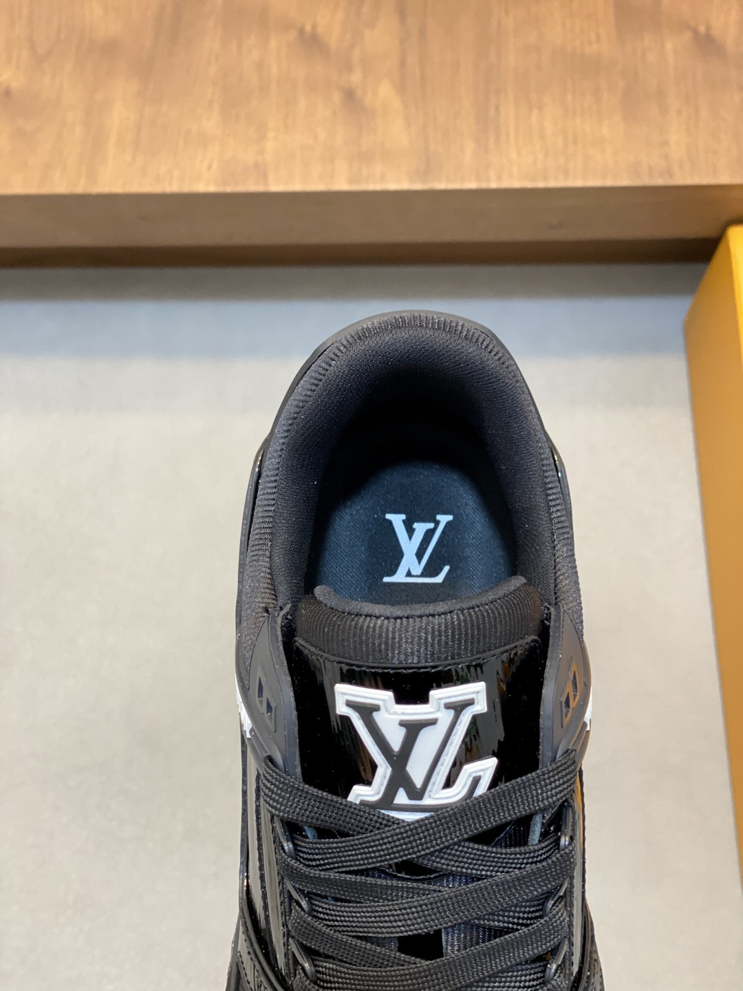 LV 原單黑色亮面運動鞋街頭質感全黑配色百搭款| 8 LV 原單黑色亮面運動鞋街頭質感全黑配色百搭款