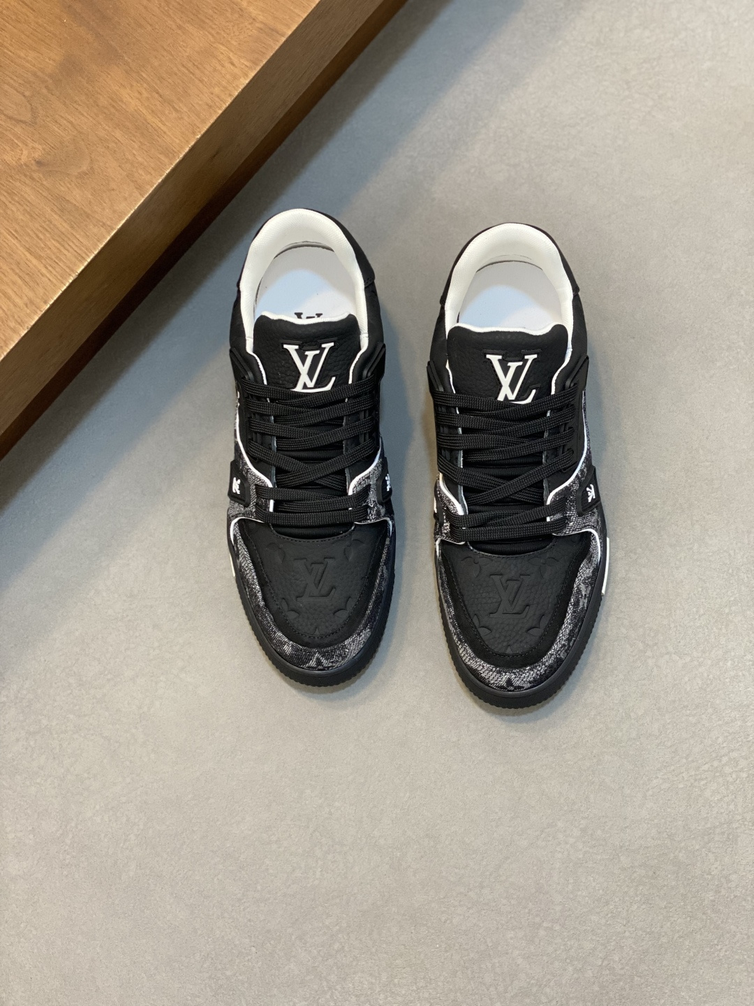 LV A貨黑灰拼接運動鞋 質感壓紋字母設計街頭人氣款