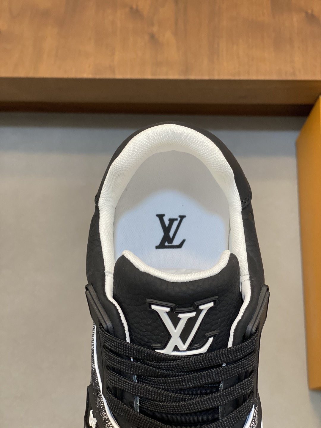 LV A貨黑灰拼接運動鞋 質感壓紋字母設計街頭人氣款| 8 LV A貨黑灰拼接運動鞋 質感壓紋字母設計街頭人氣款