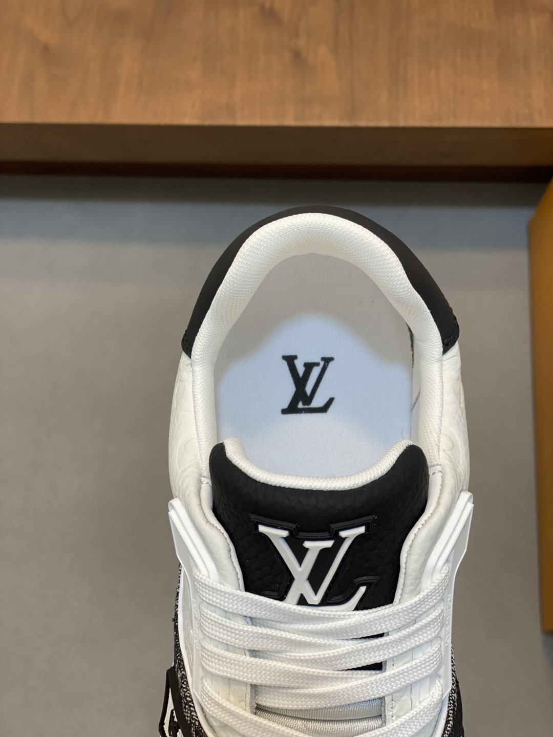 LV 原單黑白撞色運動鞋 經典字紋皮革拼接質感升級款| 9 LV 原單黑白撞色運動鞋 經典字紋皮革拼接質感升級款
