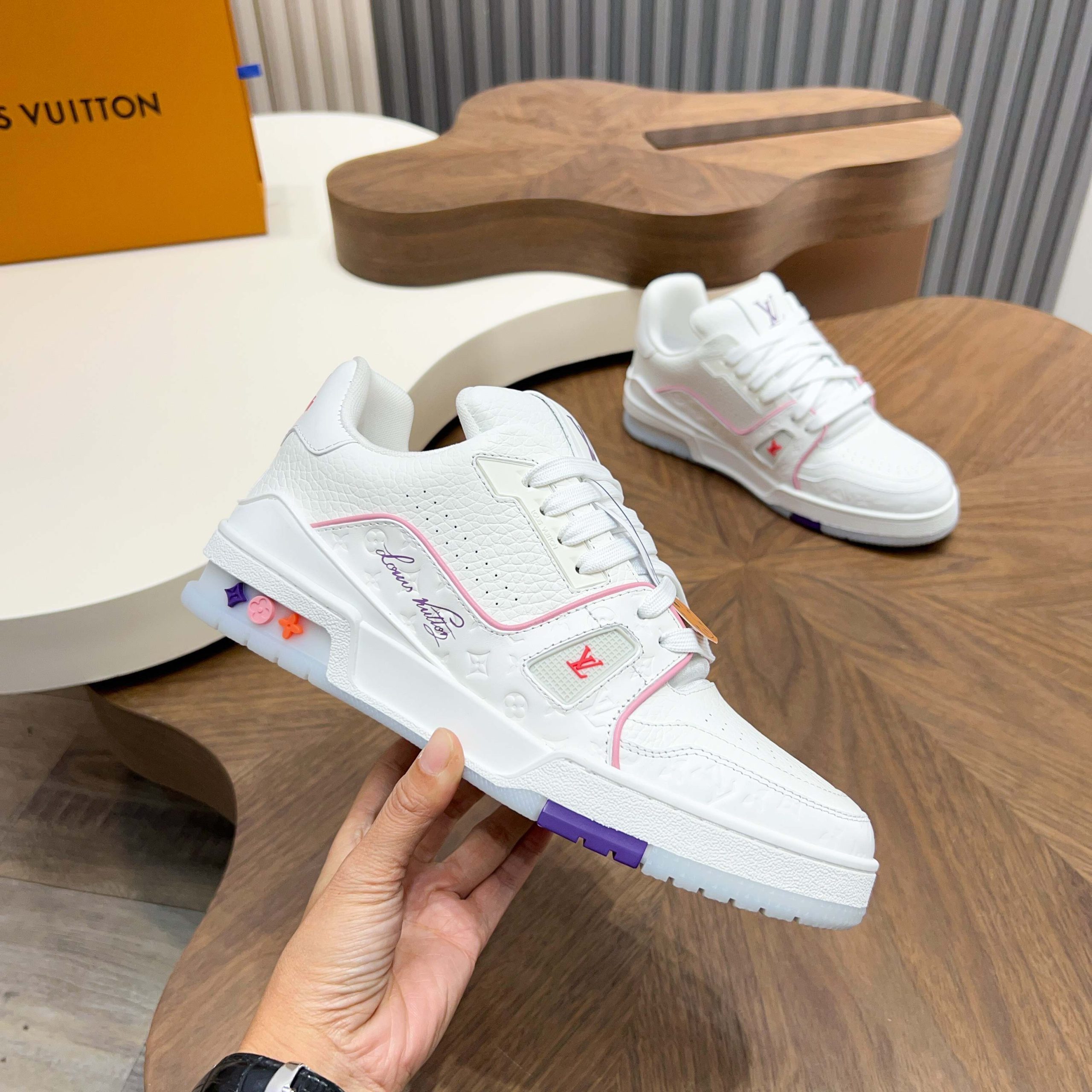 LV 原單白粉LV Trainer 女神系球鞋 清爽嫩色系氣質款| 14 LV 原單白粉LV Trainer 女神系球鞋 清爽嫩色系氣質款