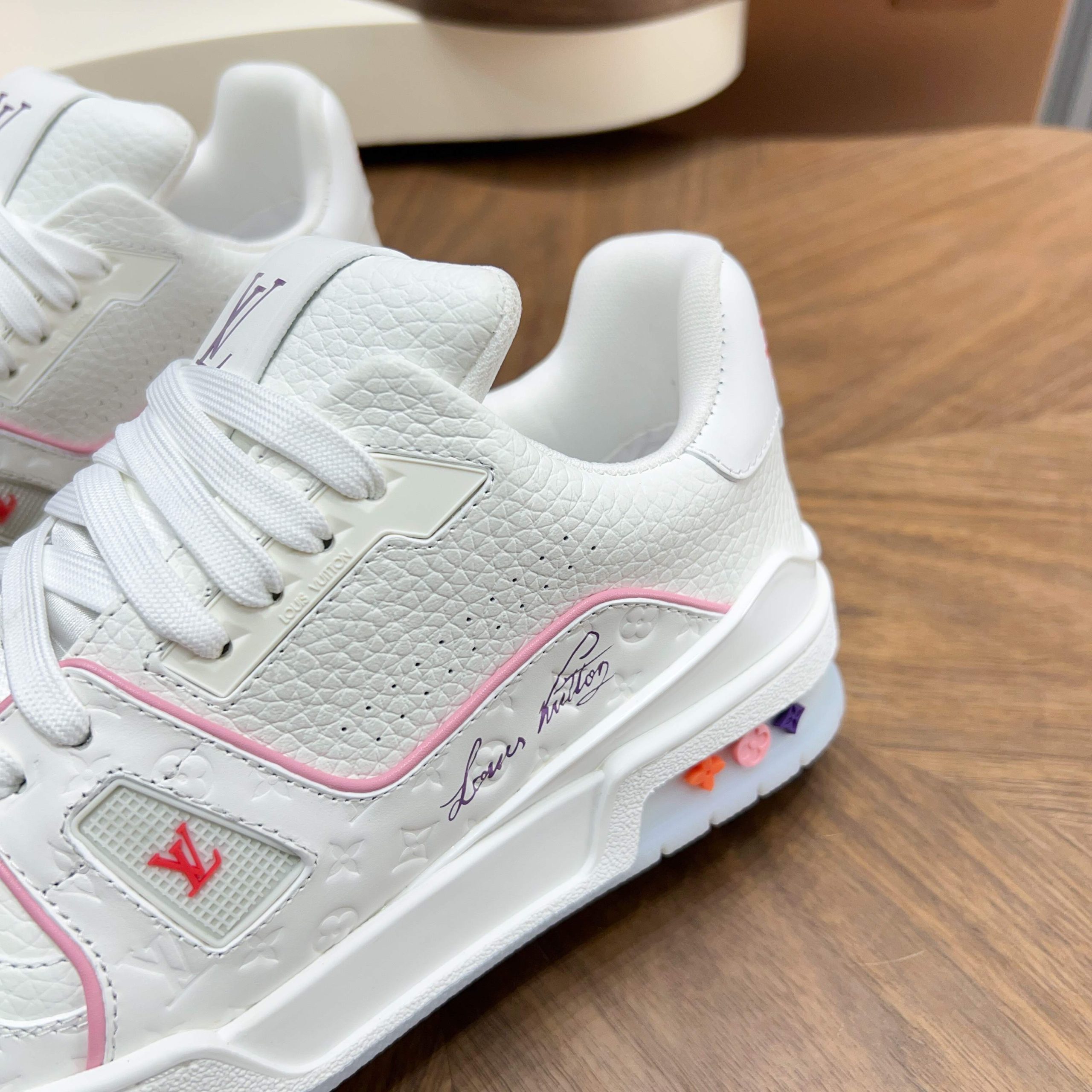 LV 原單白粉LV Trainer 女神系球鞋 清爽嫩色系氣質款| 12 LV 原單白粉LV Trainer 女神系球鞋 清爽嫩色系氣質款